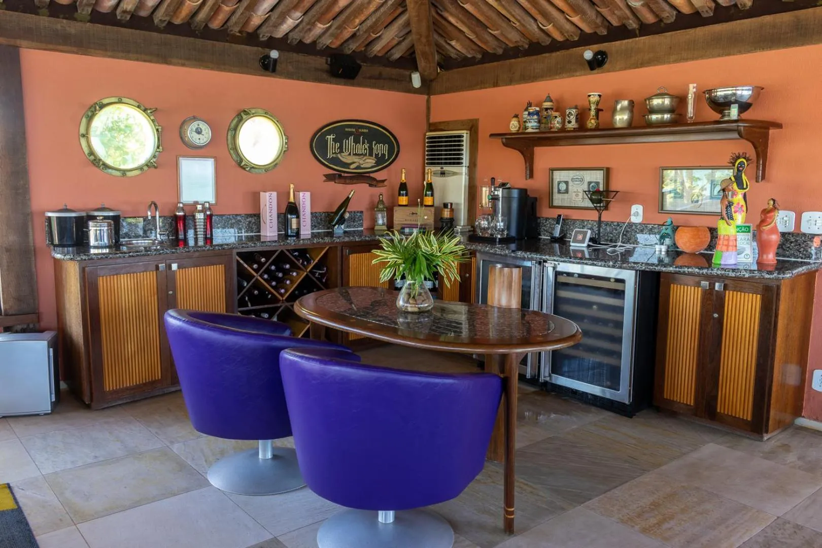 Lounge or bar in Cliffside Luxury Inn