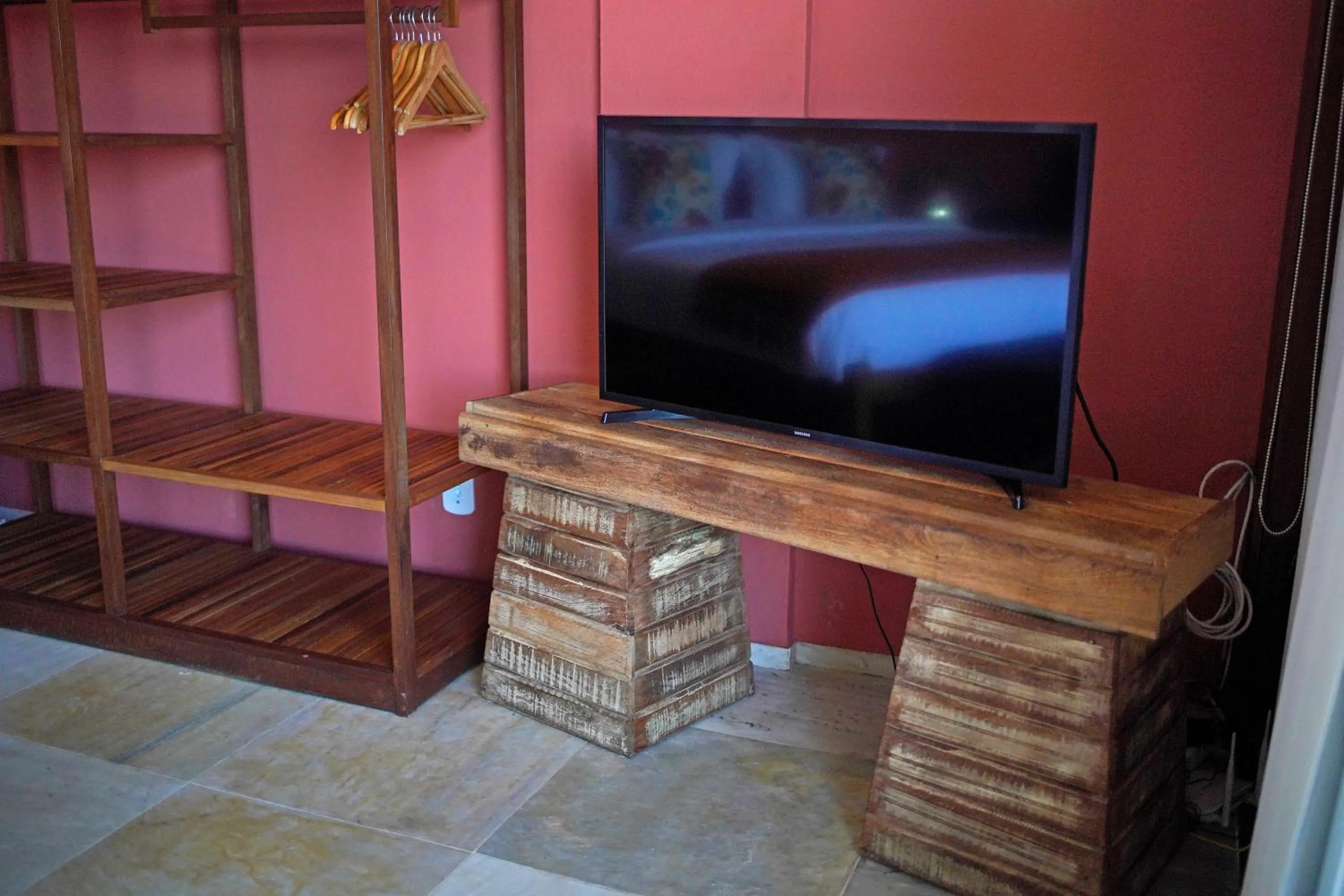 TV and multimedia in Cliffside Luxury Inn