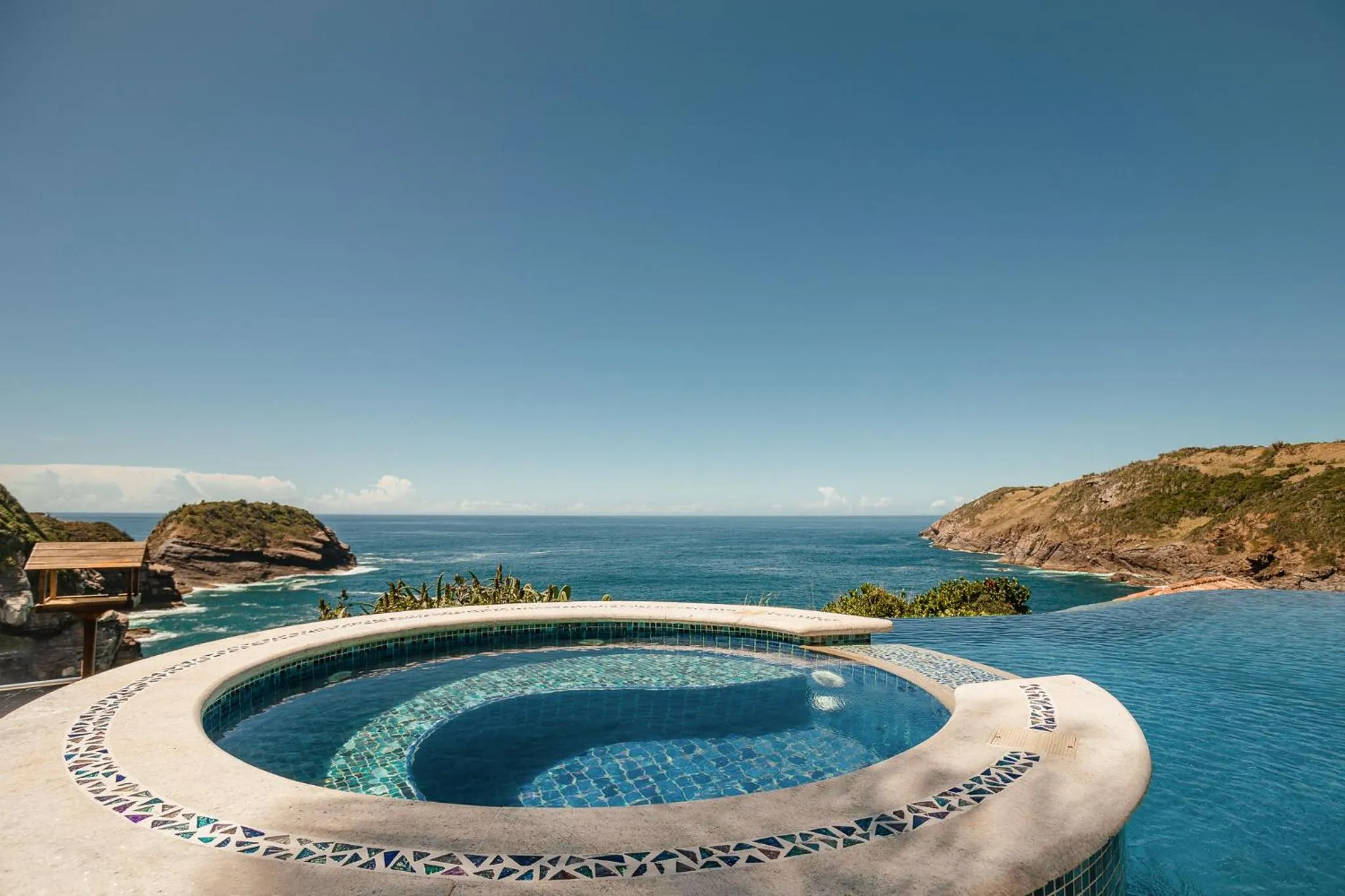 Swimming pool in Cliffside Luxury Inn