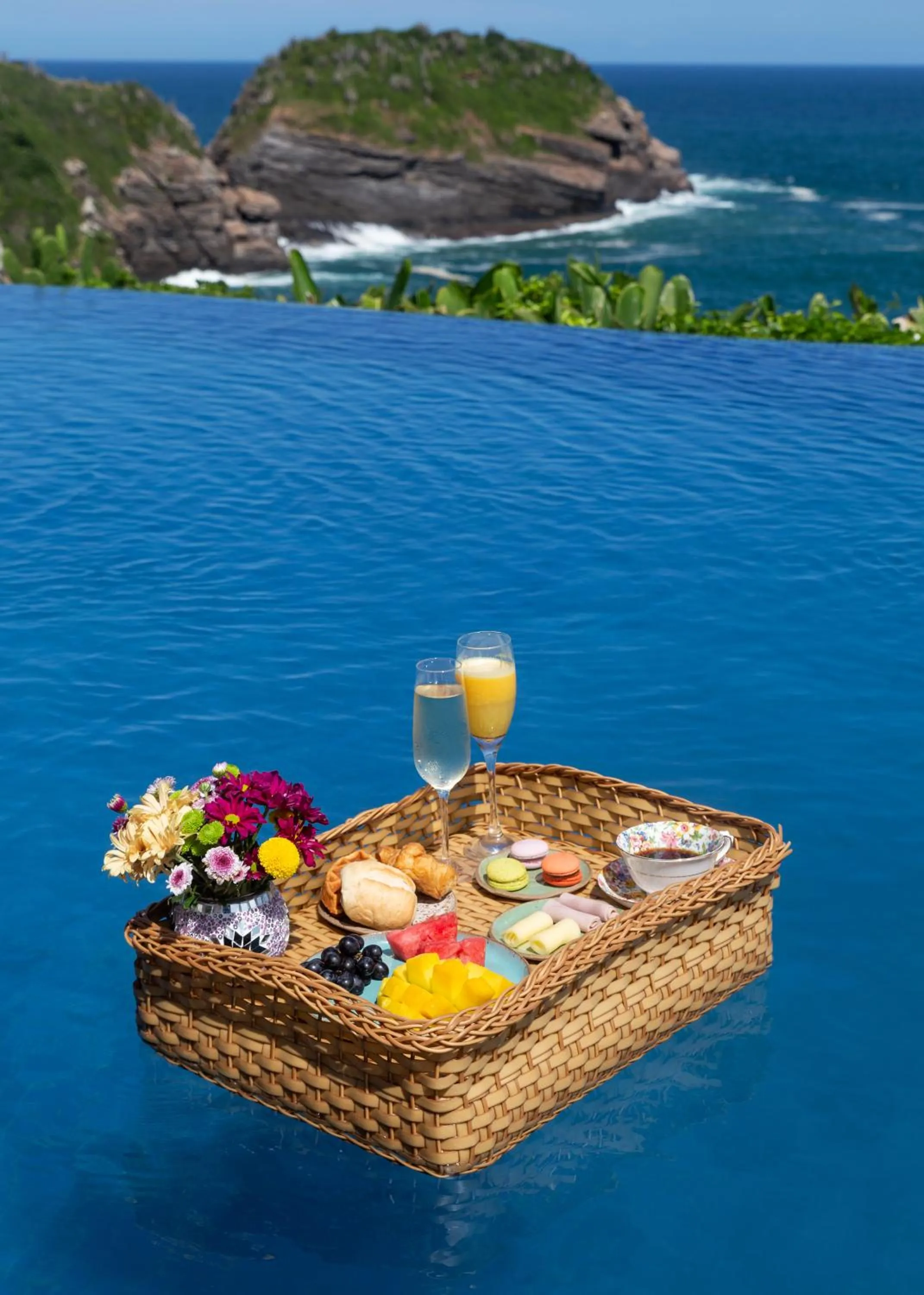 Swimming pool in Cliffside Luxury Inn