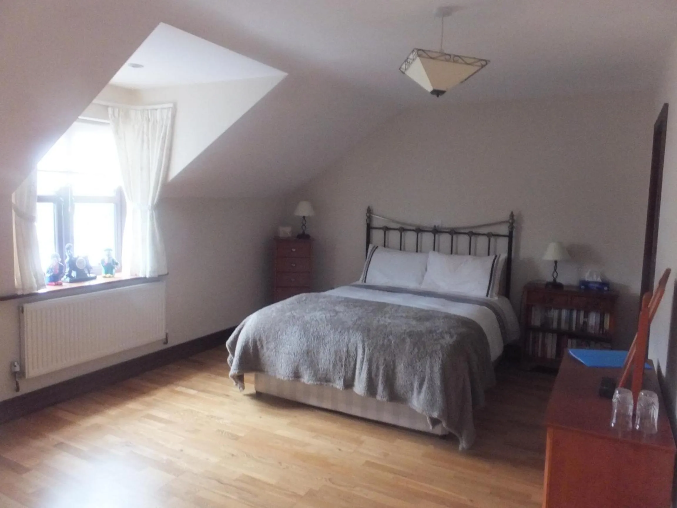 Photo of the whole room, Bed in Murray's Mountain View