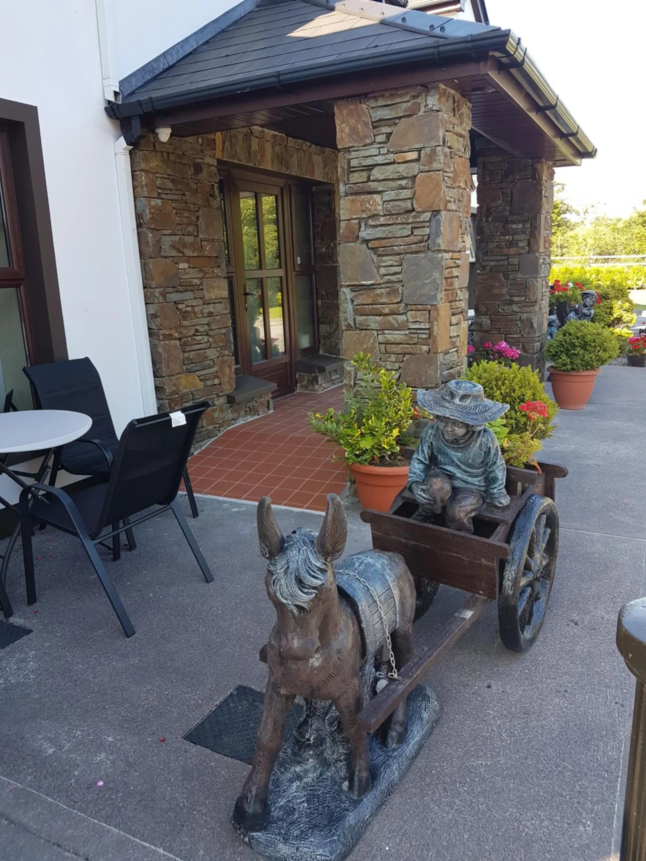 Facade/entrance in Murray's Mountain View