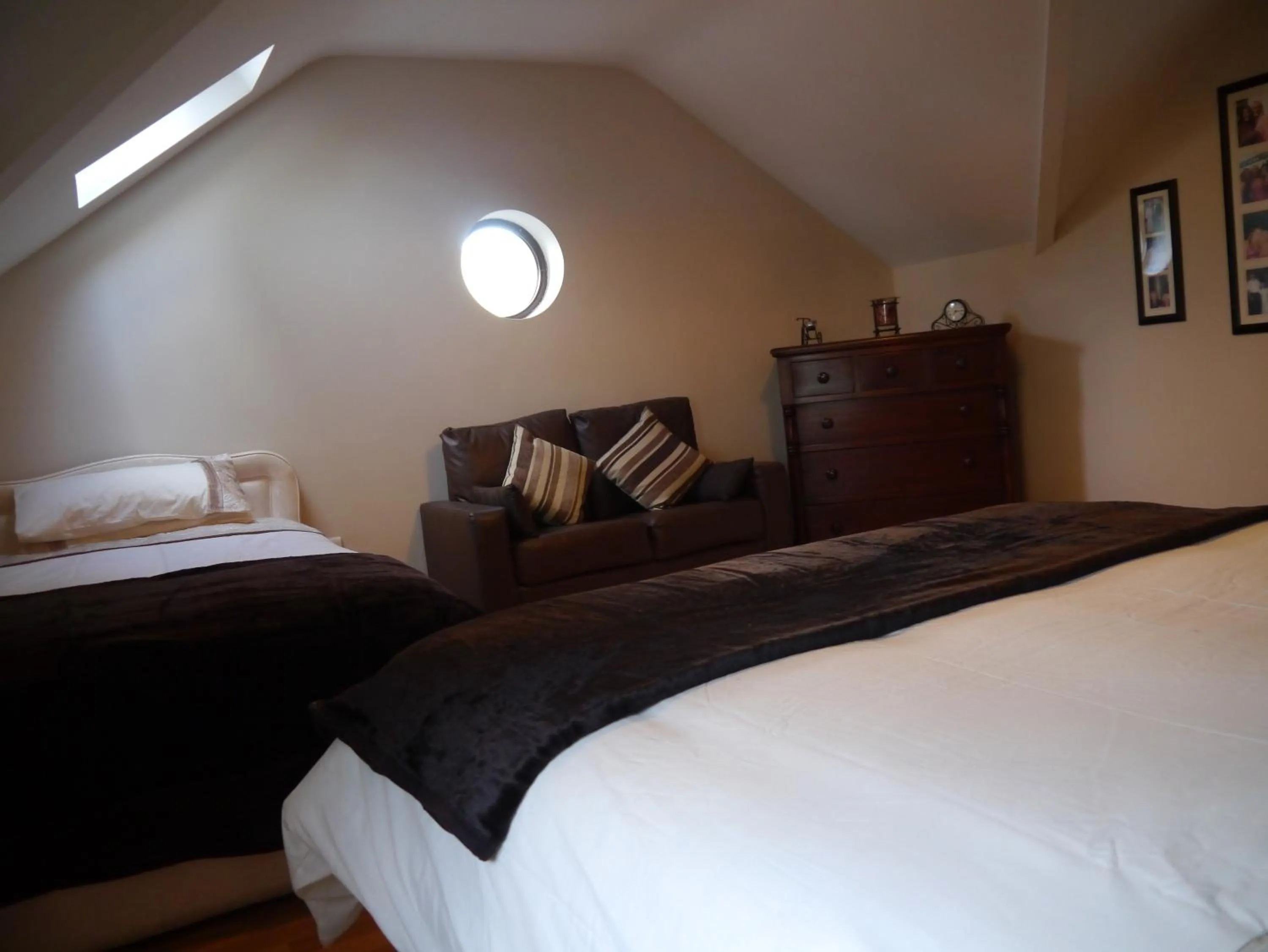 Photo of the whole room, Bed in Murray's Mountain View