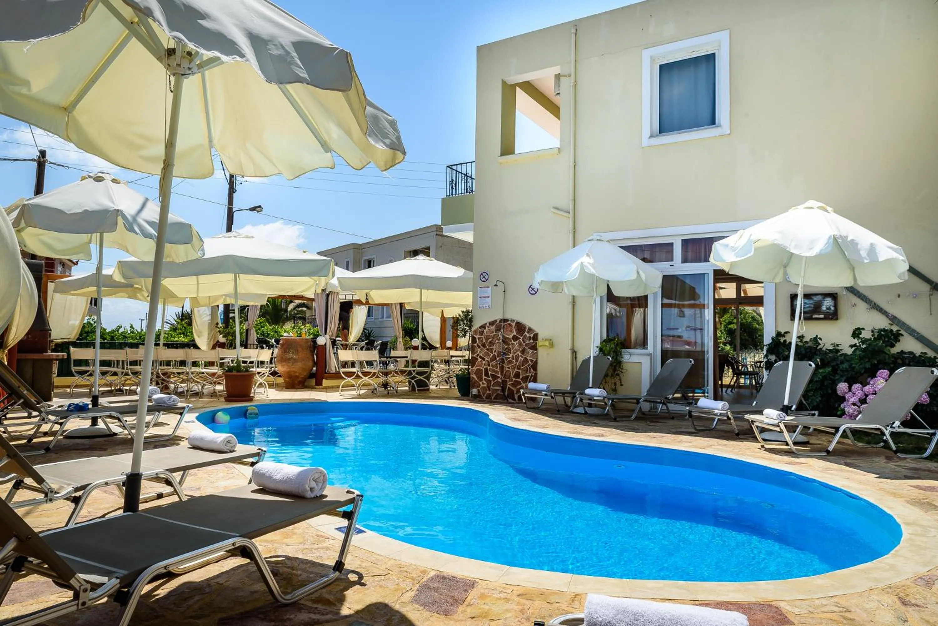 Swimming pool in Irinoula Dreams