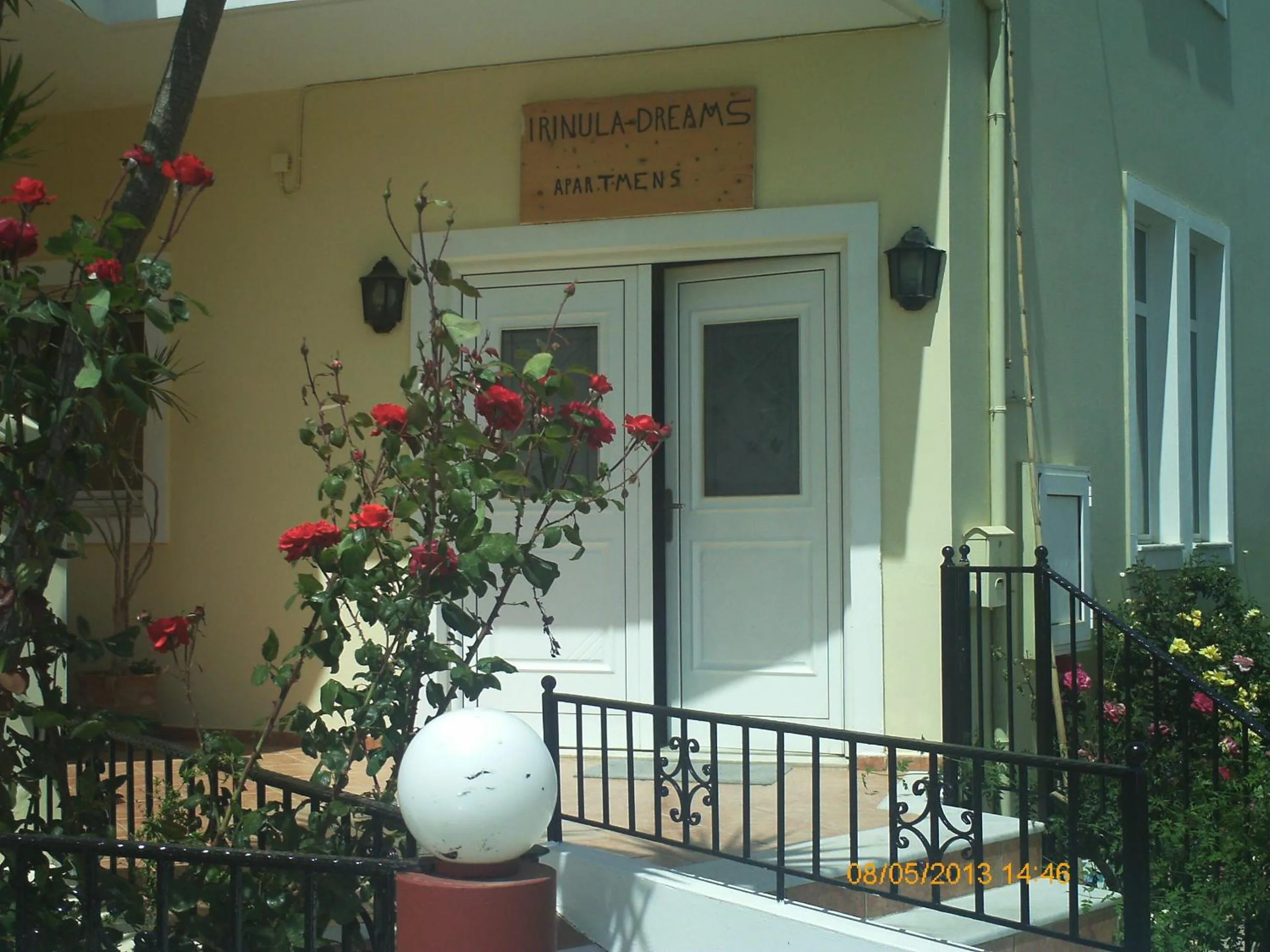 Communal lounge/ TV room in Irinoula Dreams