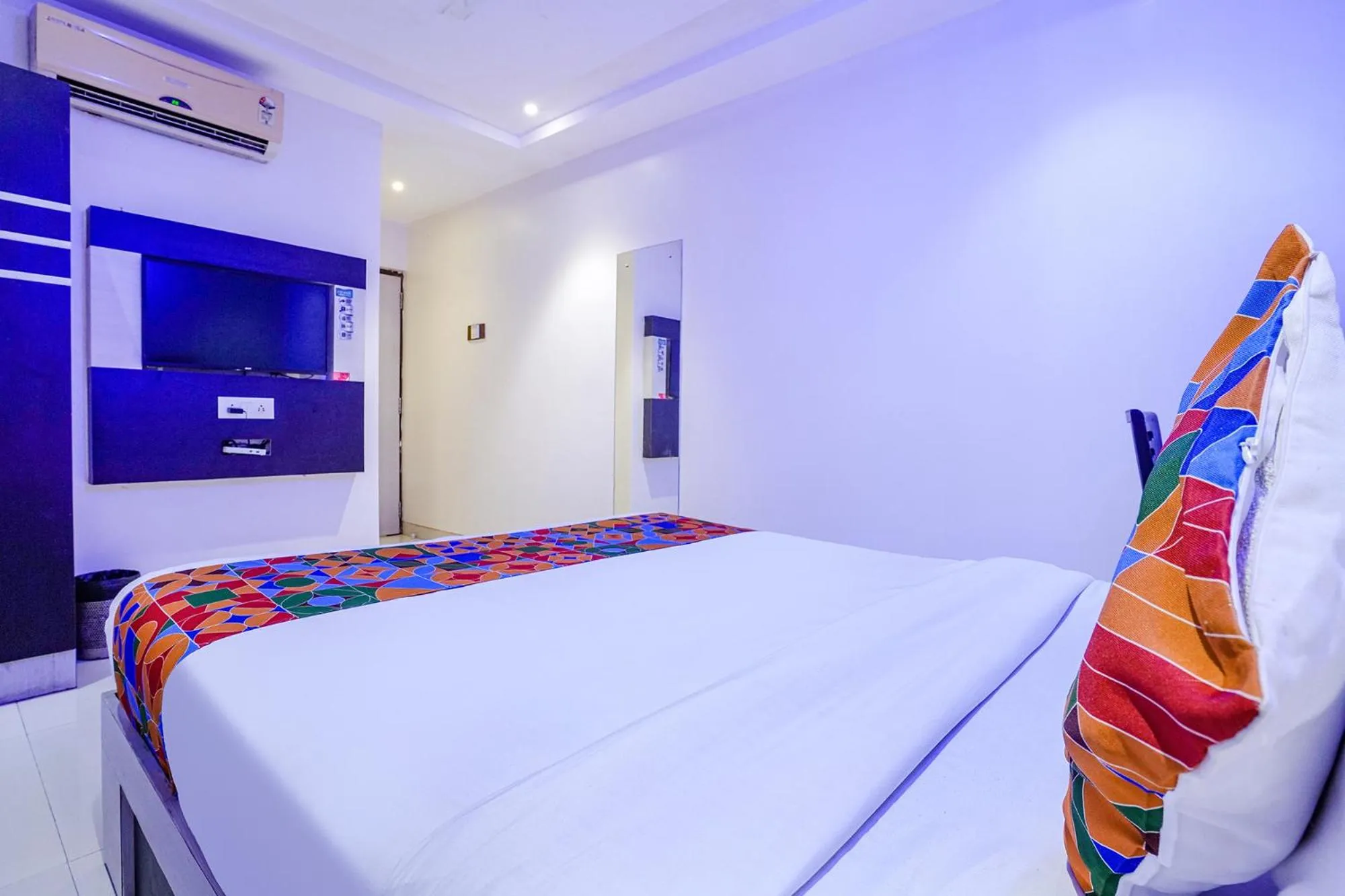 Communal lounge/ TV room, Bed in FabExpress Embassy Suites - Nr BKC
