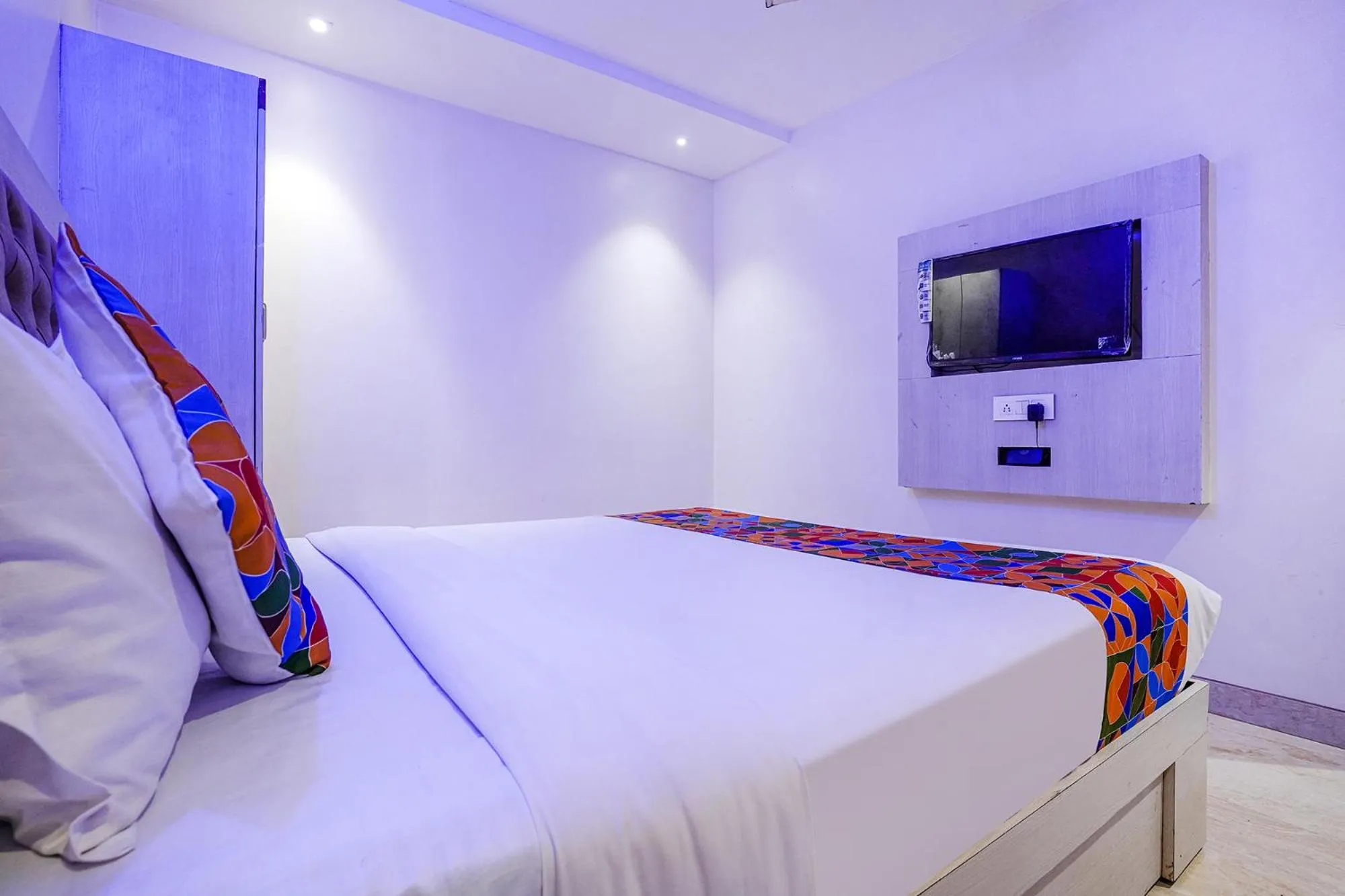 TV and multimedia, Bed in FabExpress Embassy Suites - Nr BKC