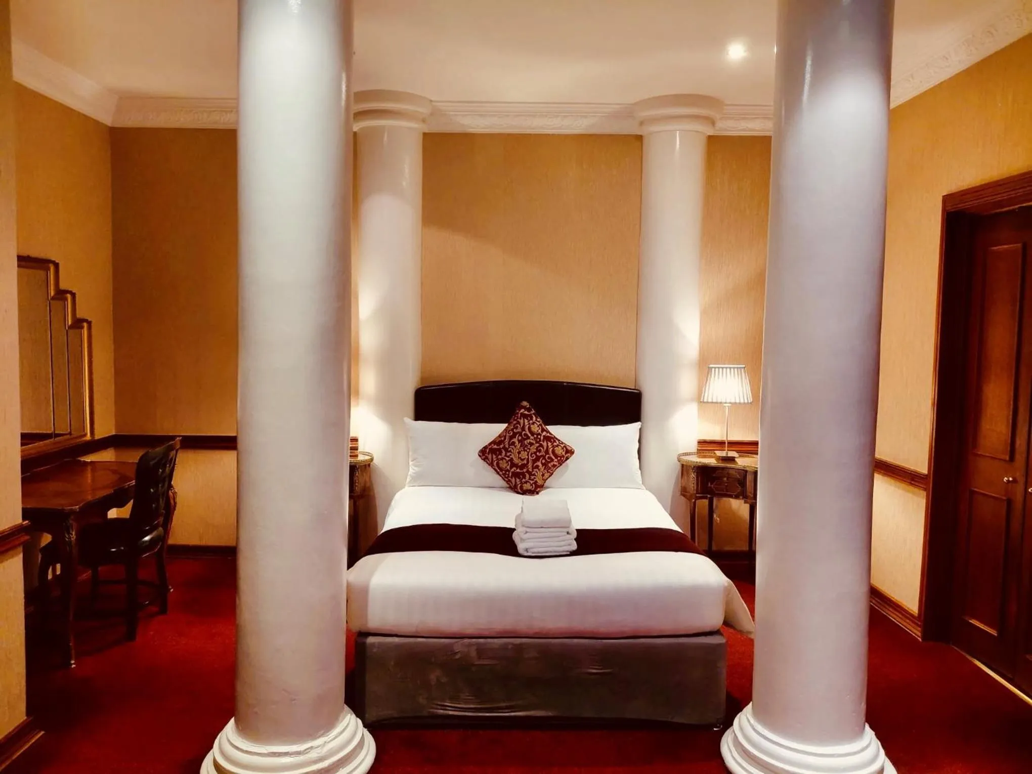 Photo of the whole room, Bed in Russell Court Hotel