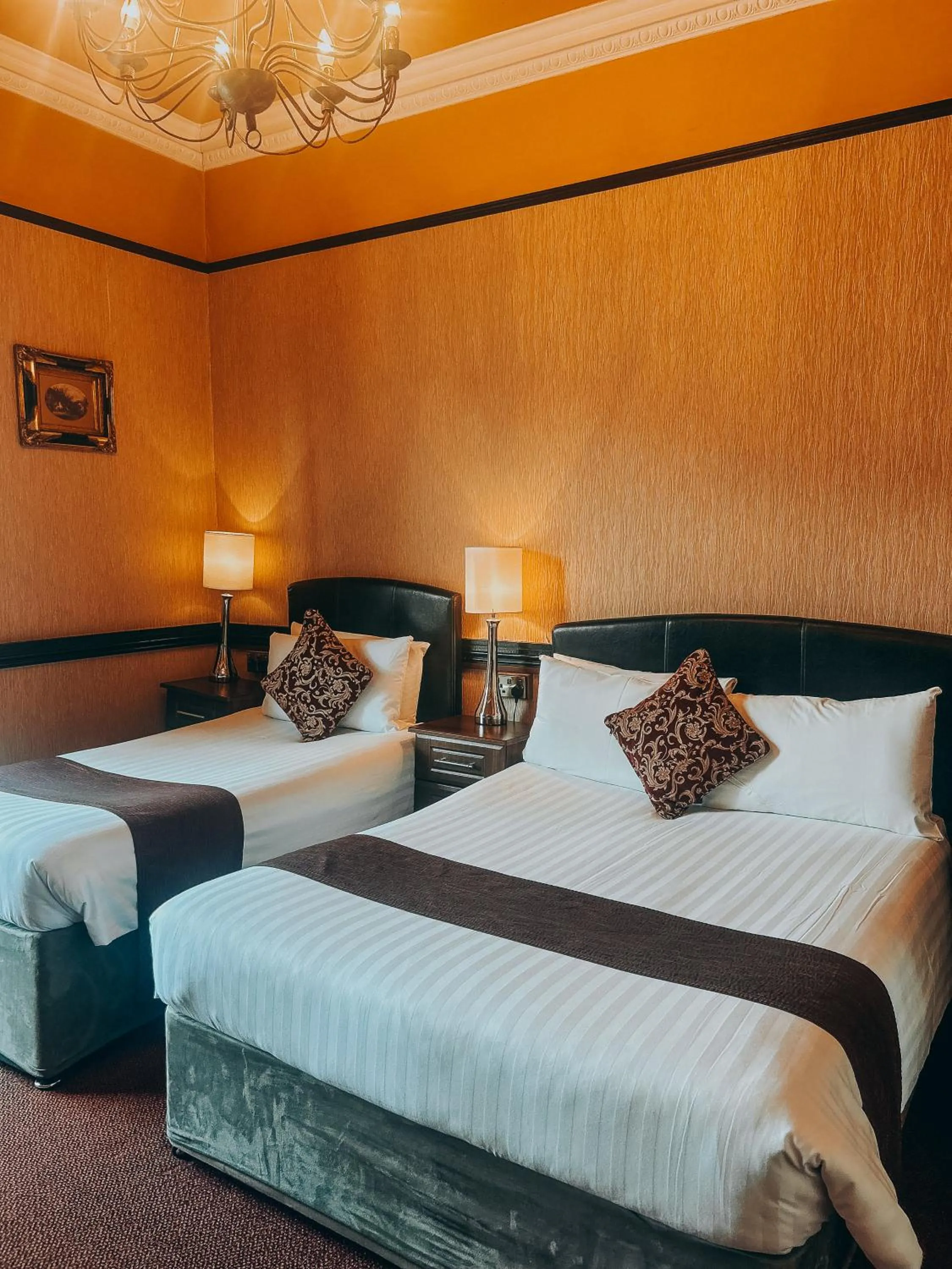 Photo of the whole room, Bed in Russell Court Hotel