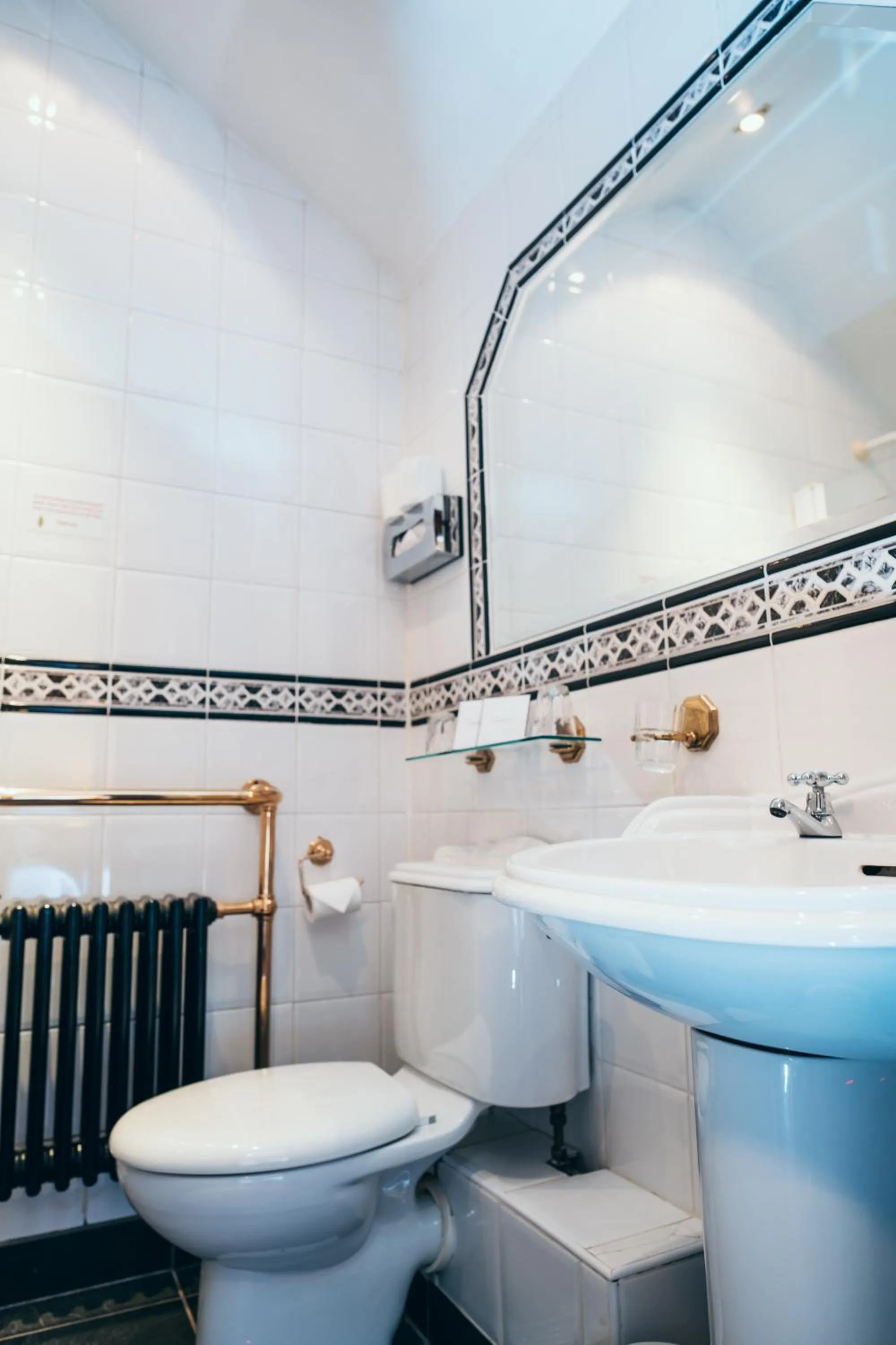 Toilet in Russell Court Hotel