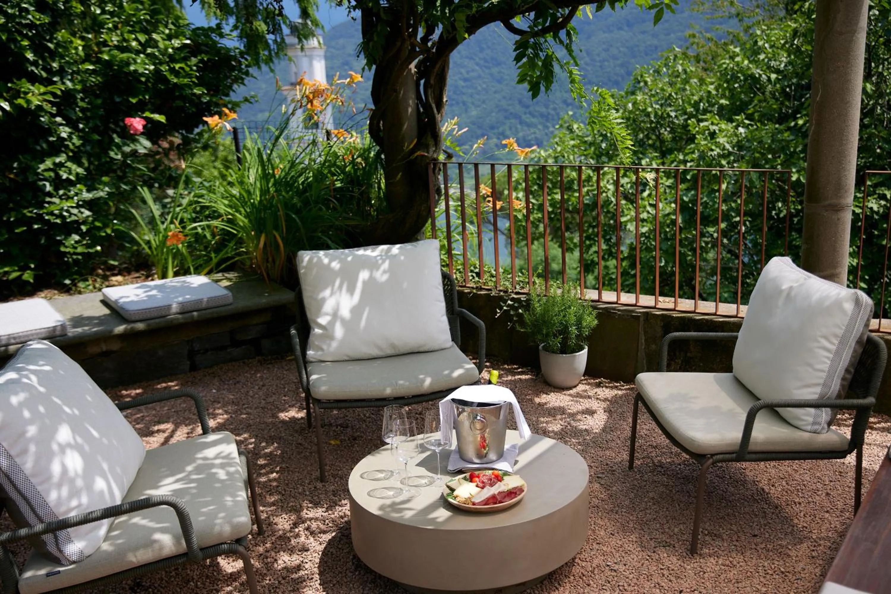 Restaurant/places to eat in Relais Castello di Morcote