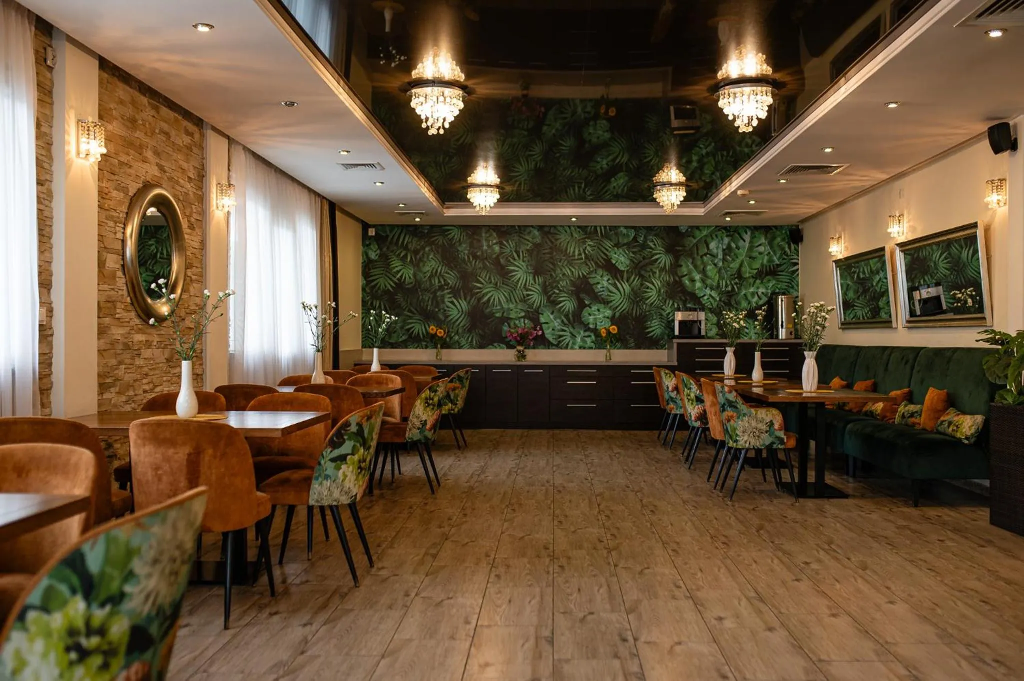 Restaurant/places to eat in Hotel Alta