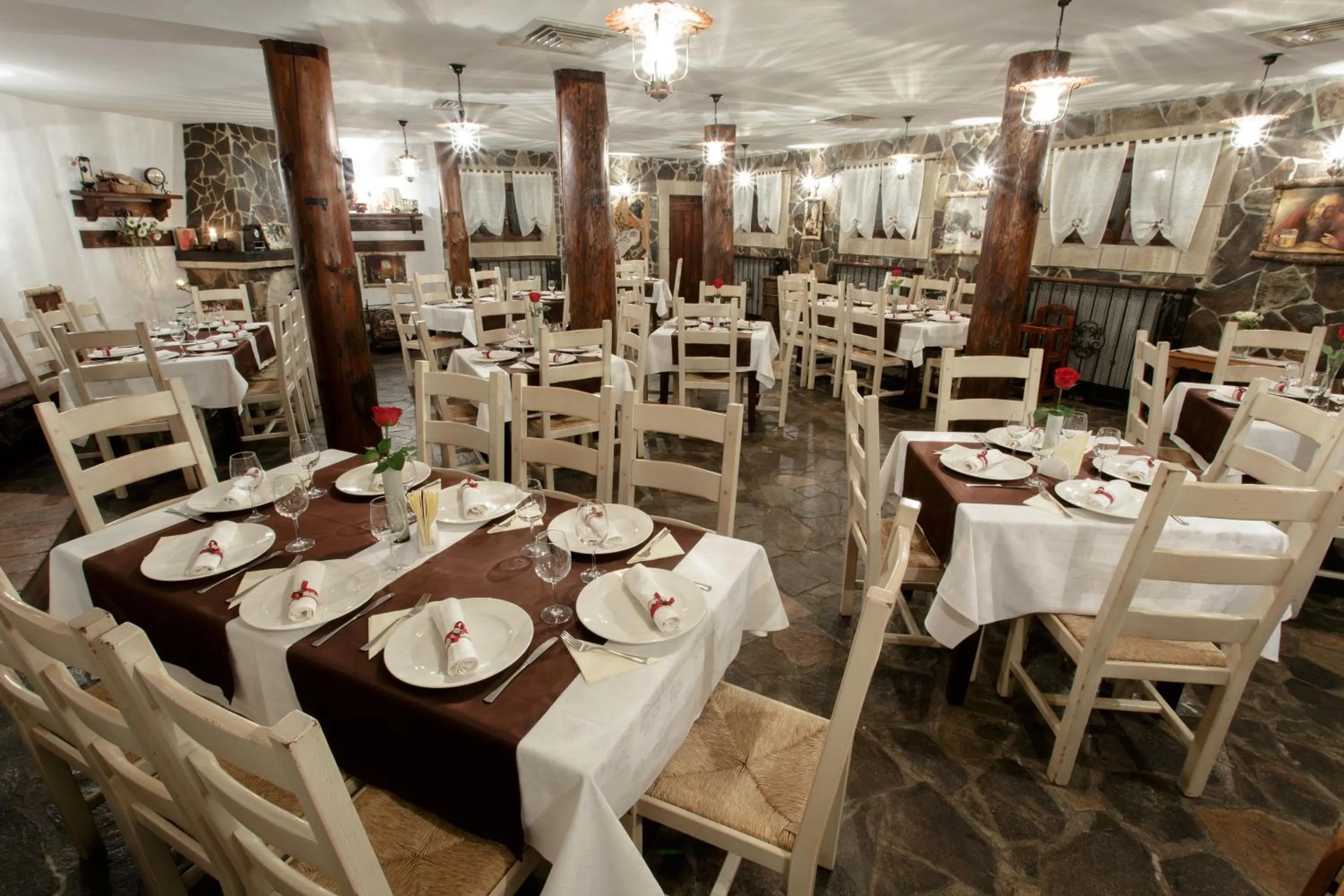 Restaurant/places to eat in Hotel Helen