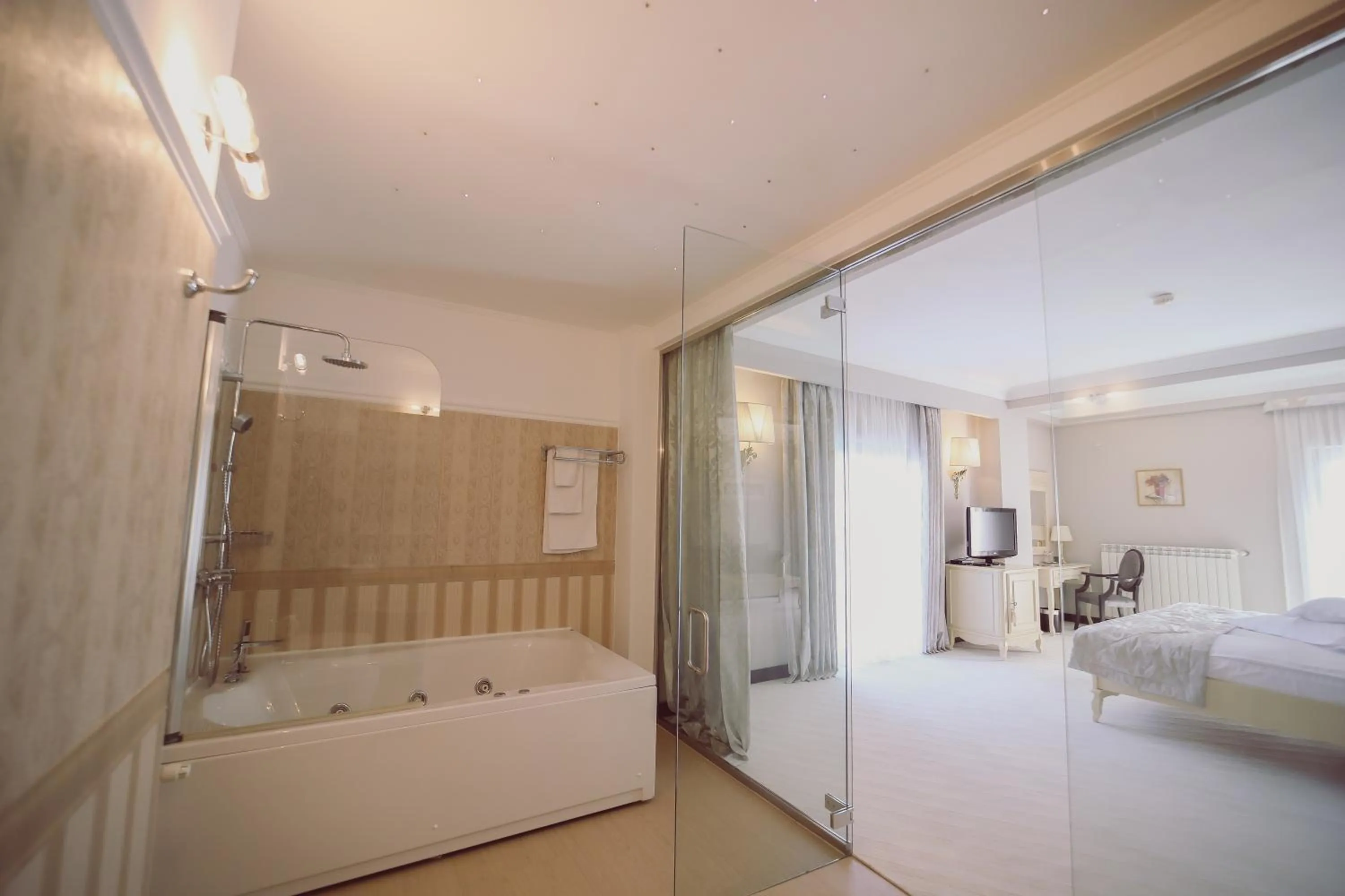 Shower, Bed in Hotel Helen