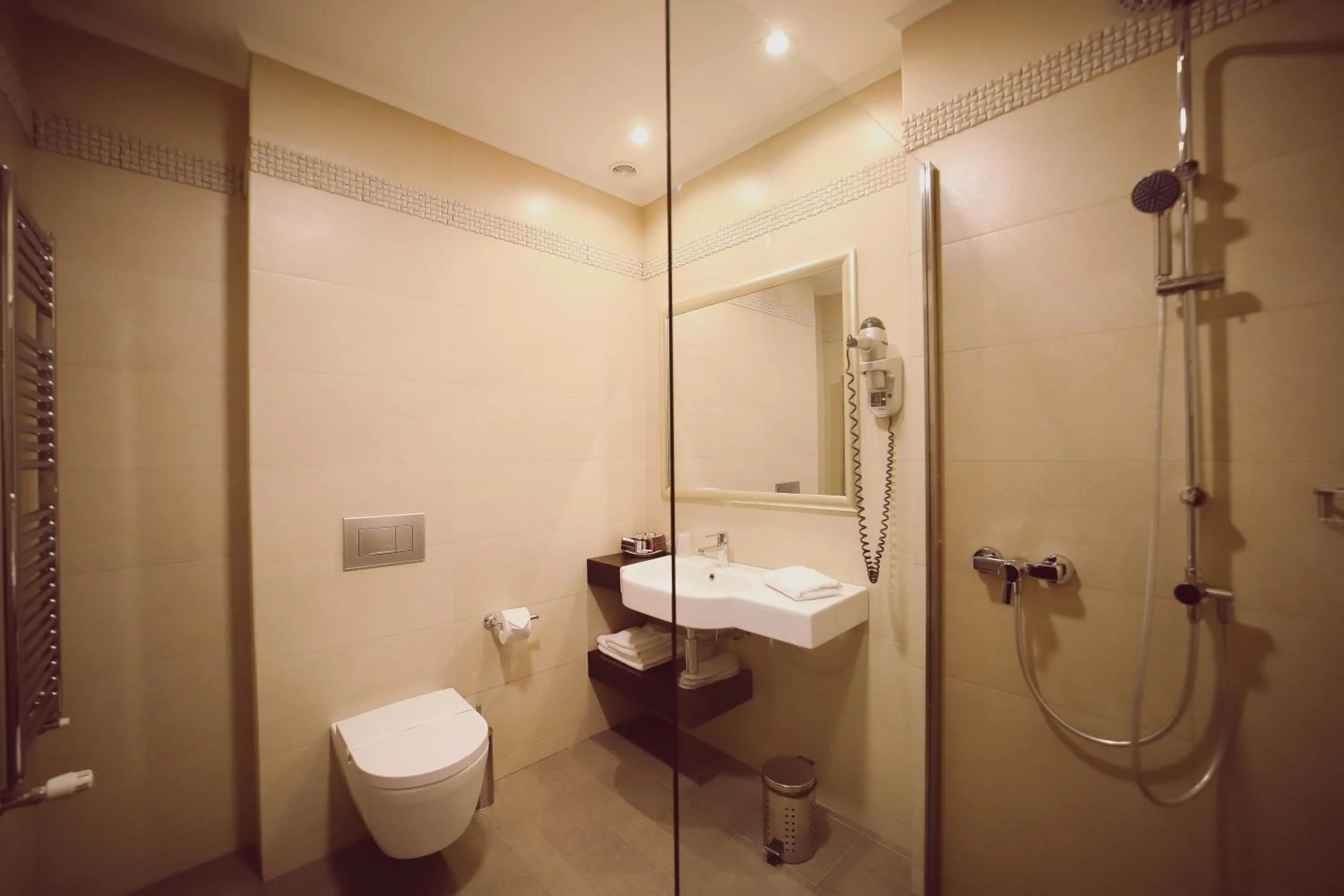 Shower in Hotel Helen