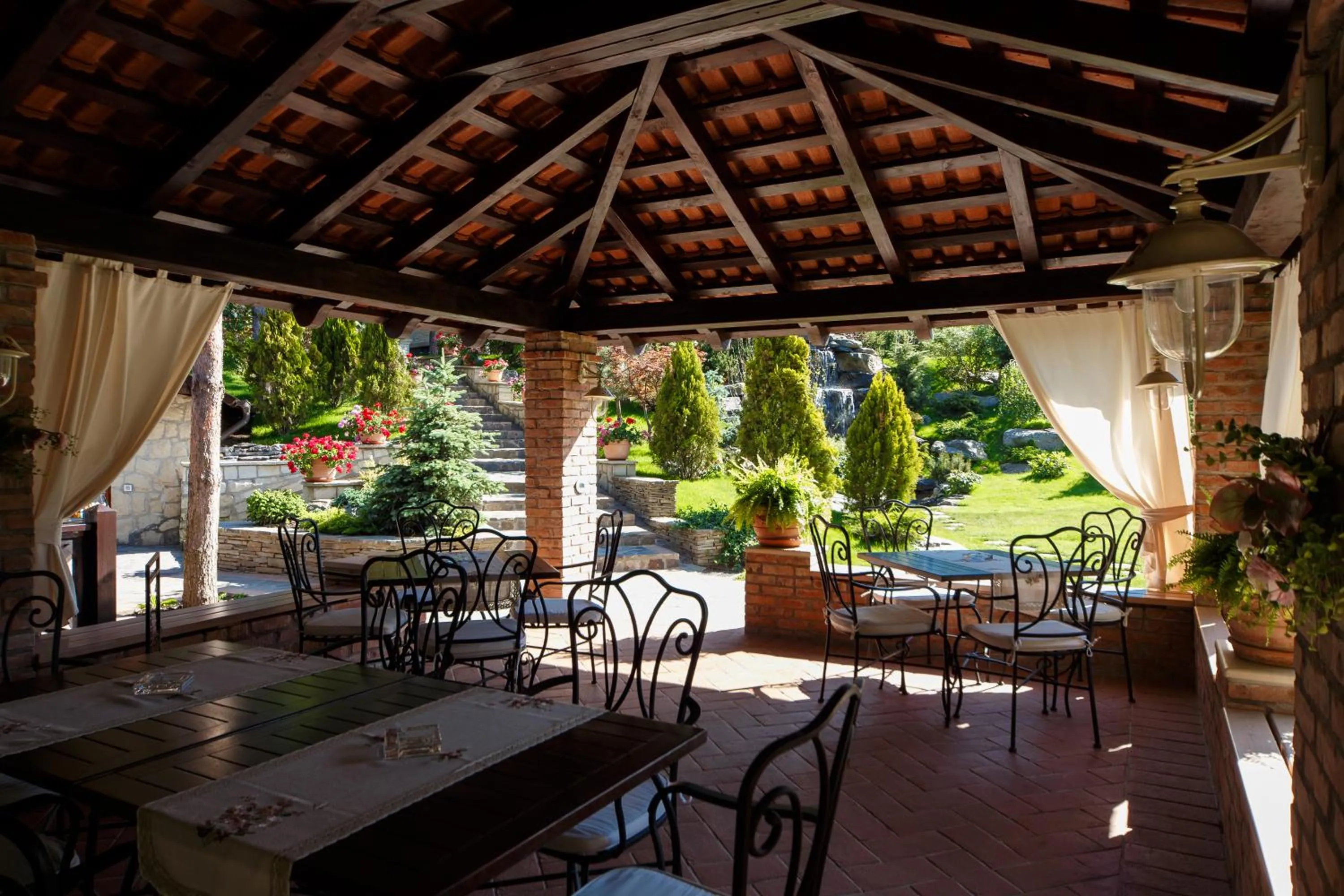 Restaurant/places to eat in Hotel Helen