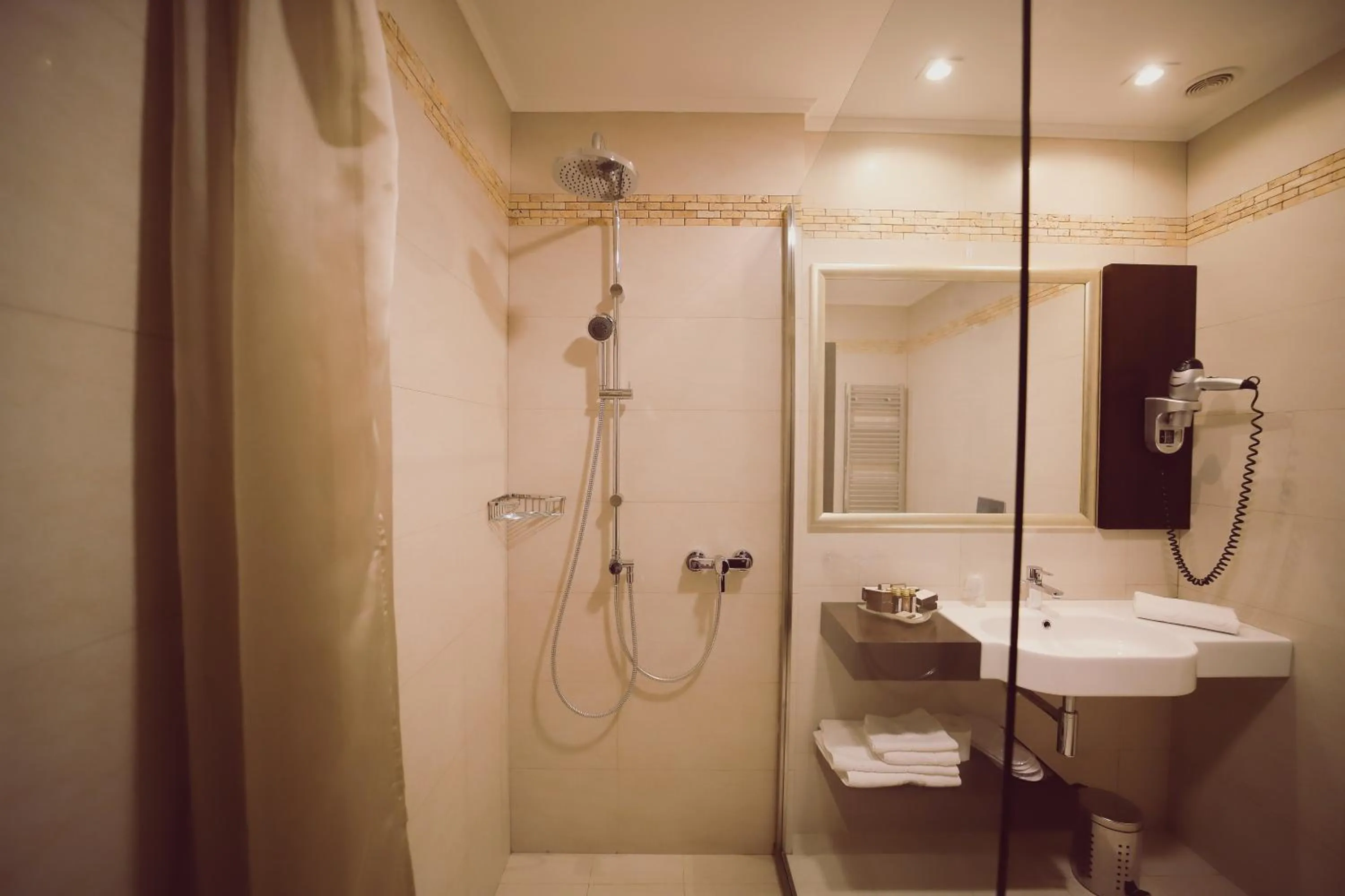 Shower in Hotel Helen