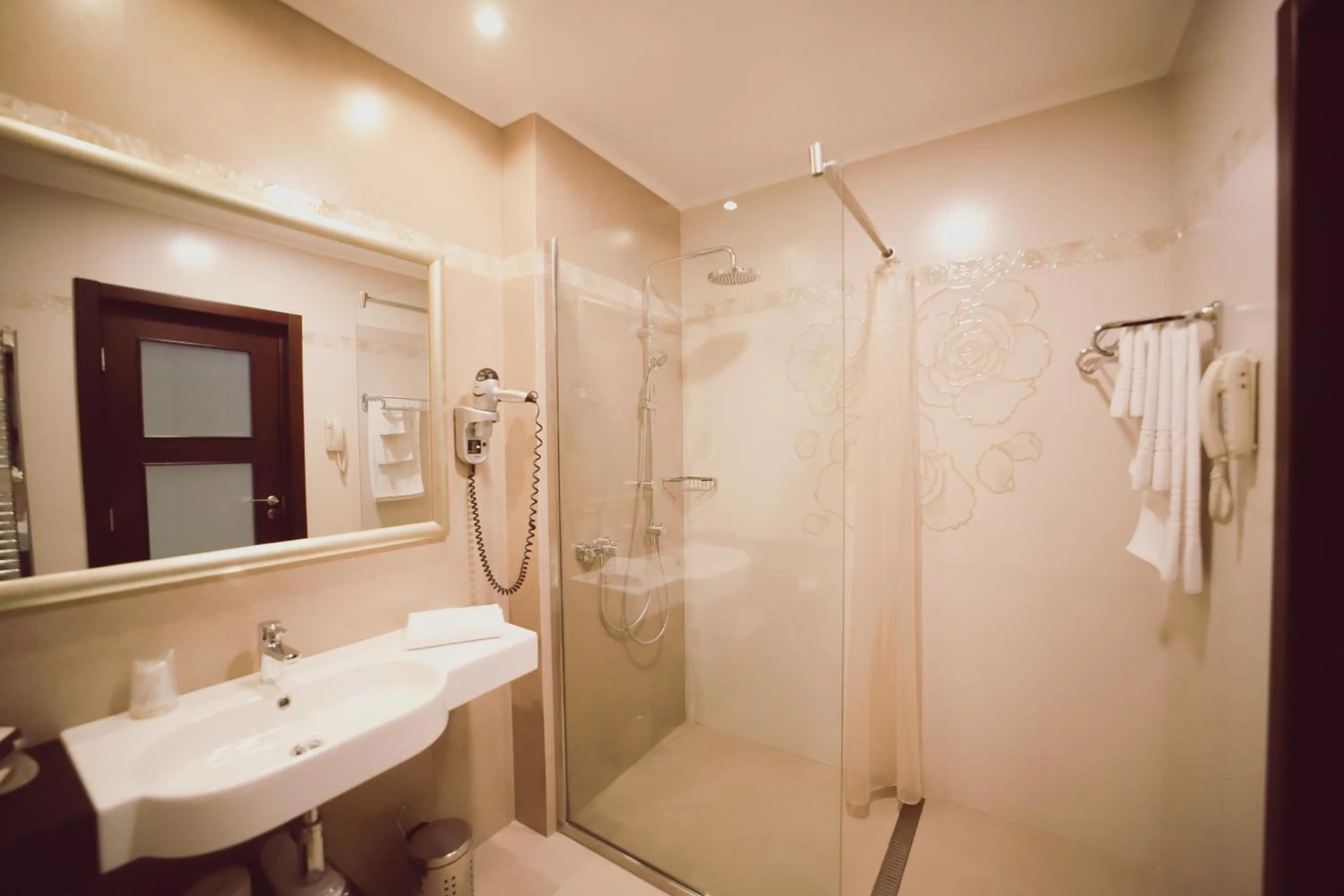 Shower in Hotel Helen