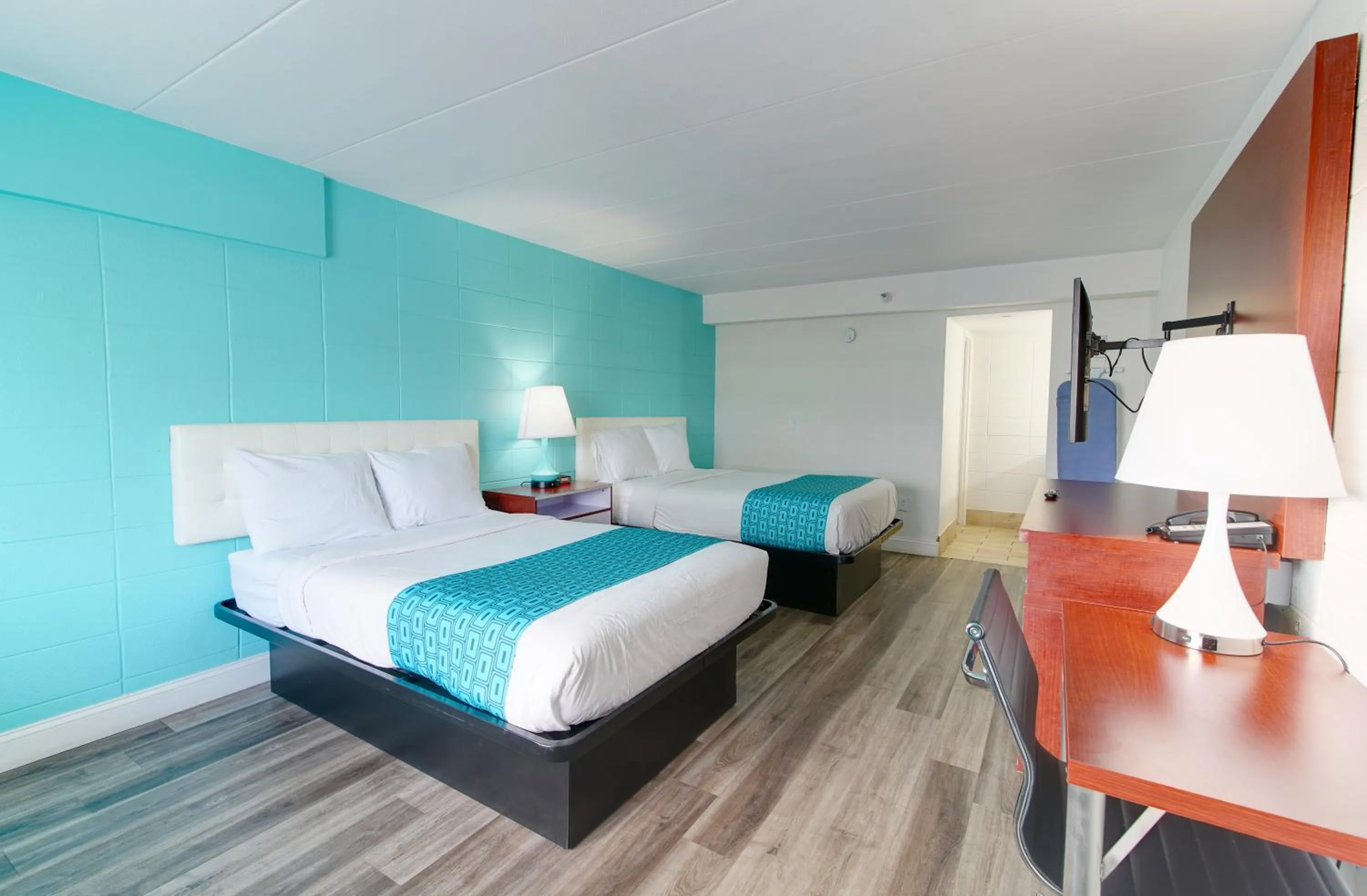 Seating area, Bed in Howard Johnson by Wyndham Virginia Beach At The Beach