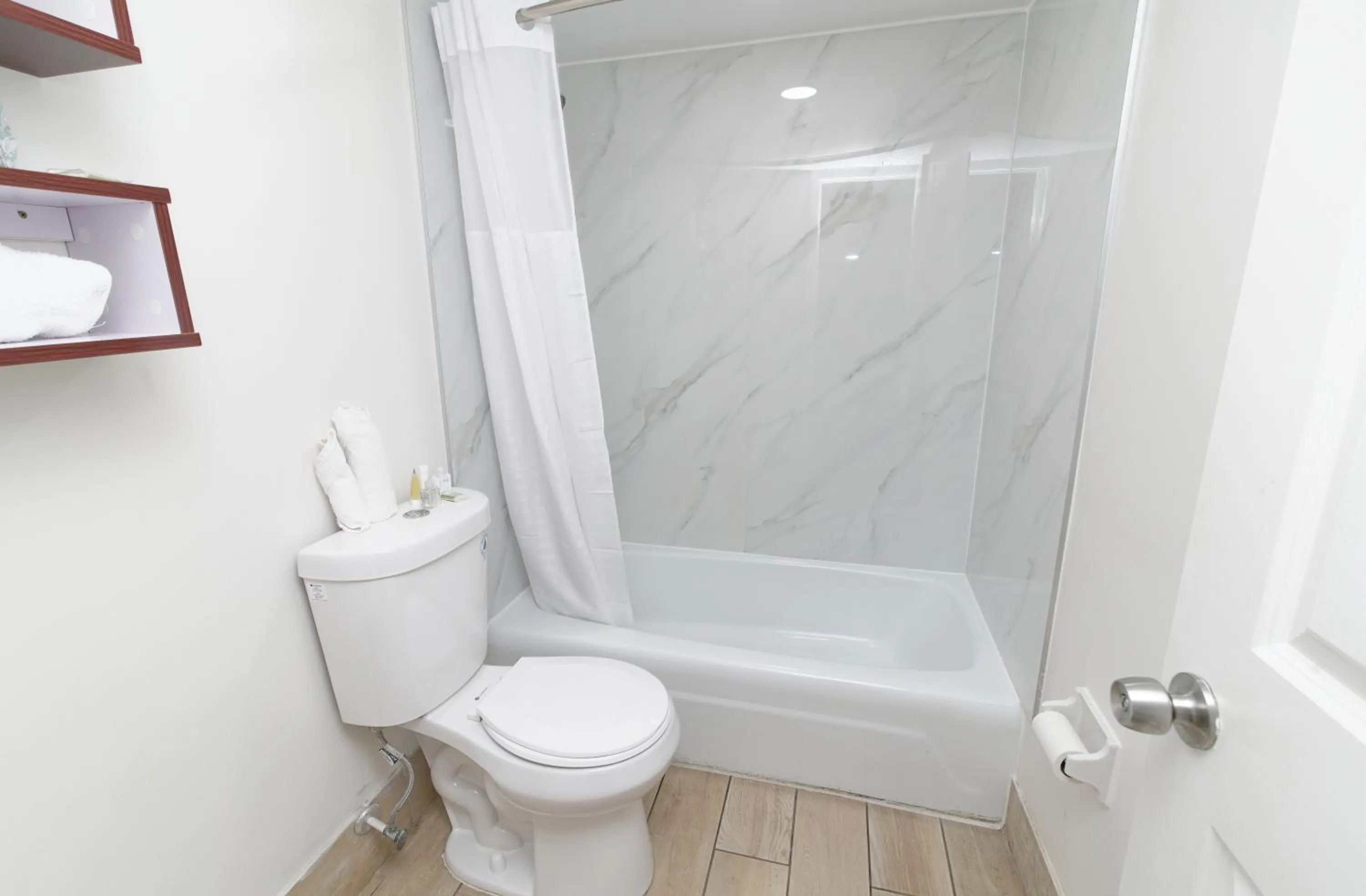 Shower in Howard Johnson by Wyndham Virginia Beach At The Beach