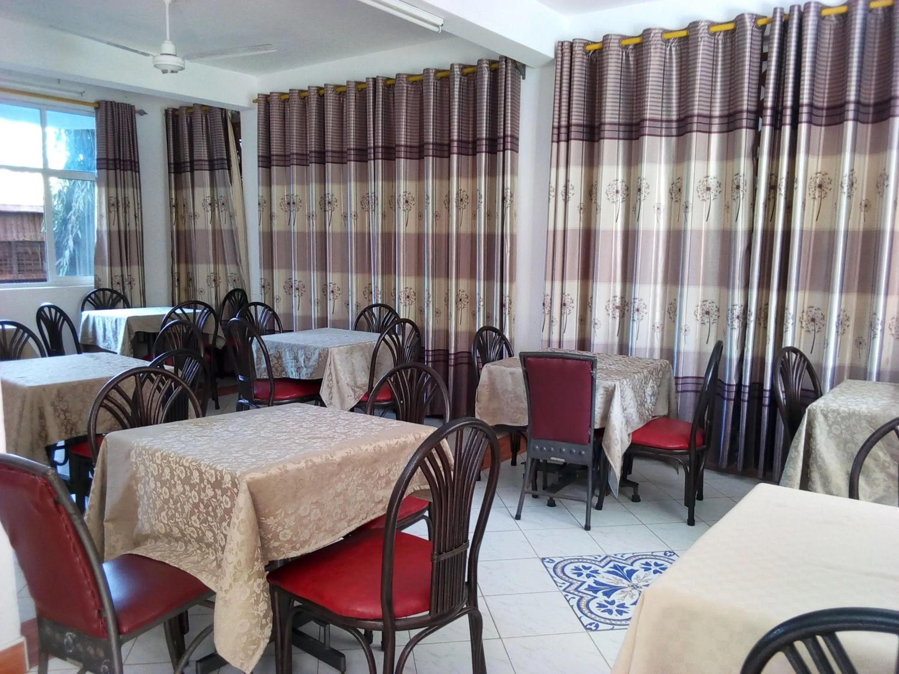 Restaurant/places to eat in Premier Guest Residence Hotel