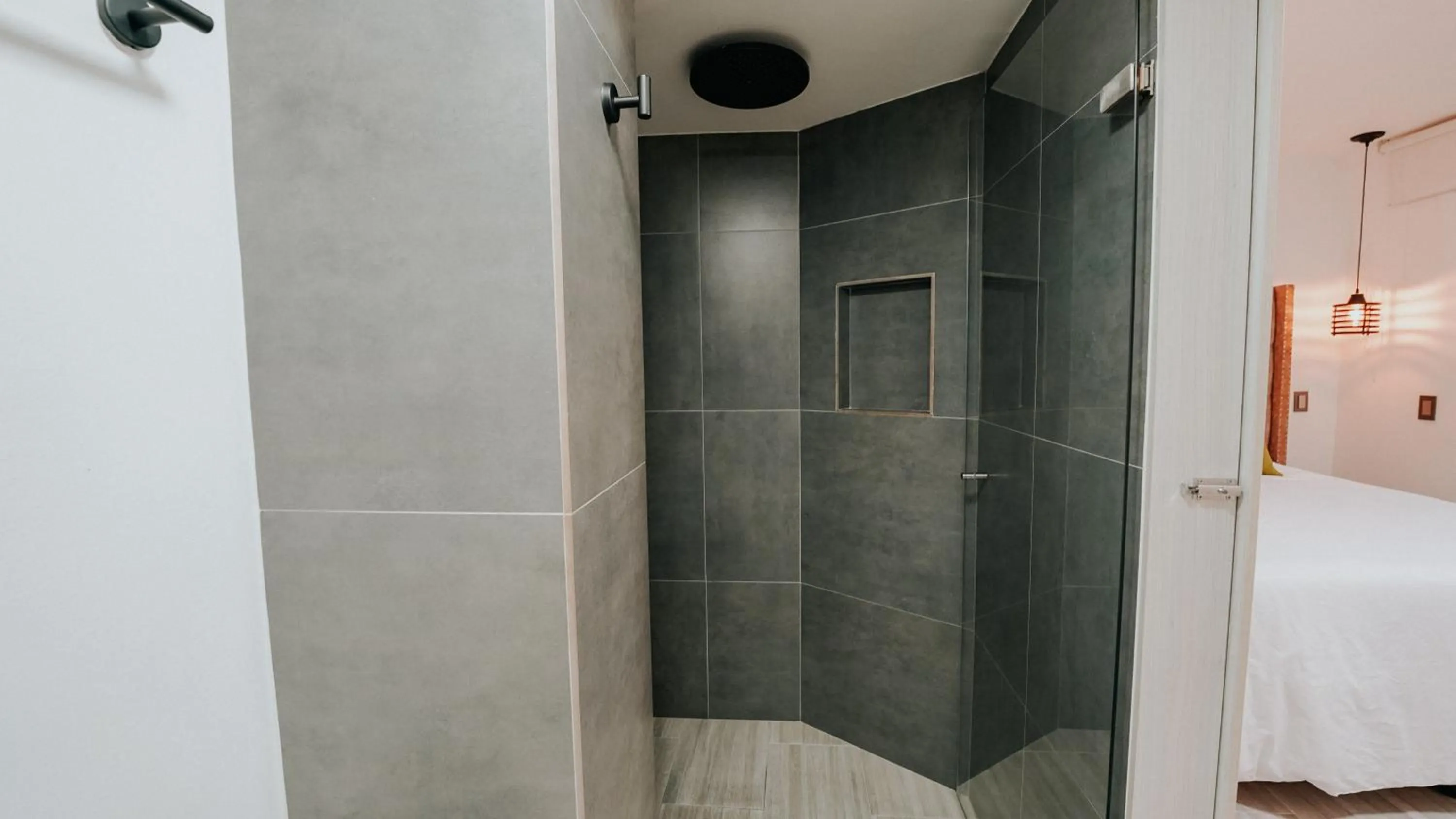 Shower, Bed in Hotel Balcones del Estadio