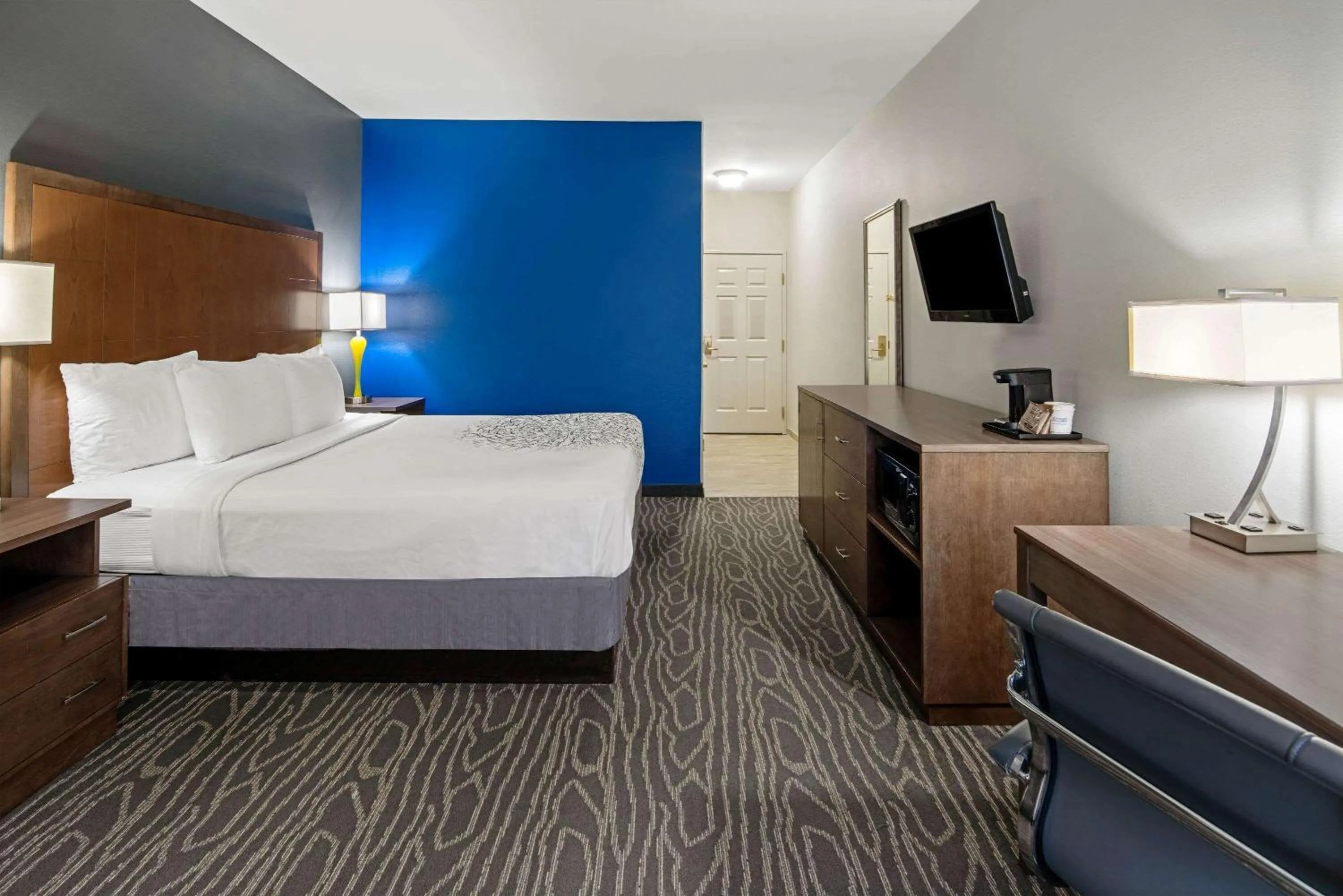 Photo of the whole room, Bed in La Quinta Inn & Suites by Wyndham Mercedes Outlet Mall