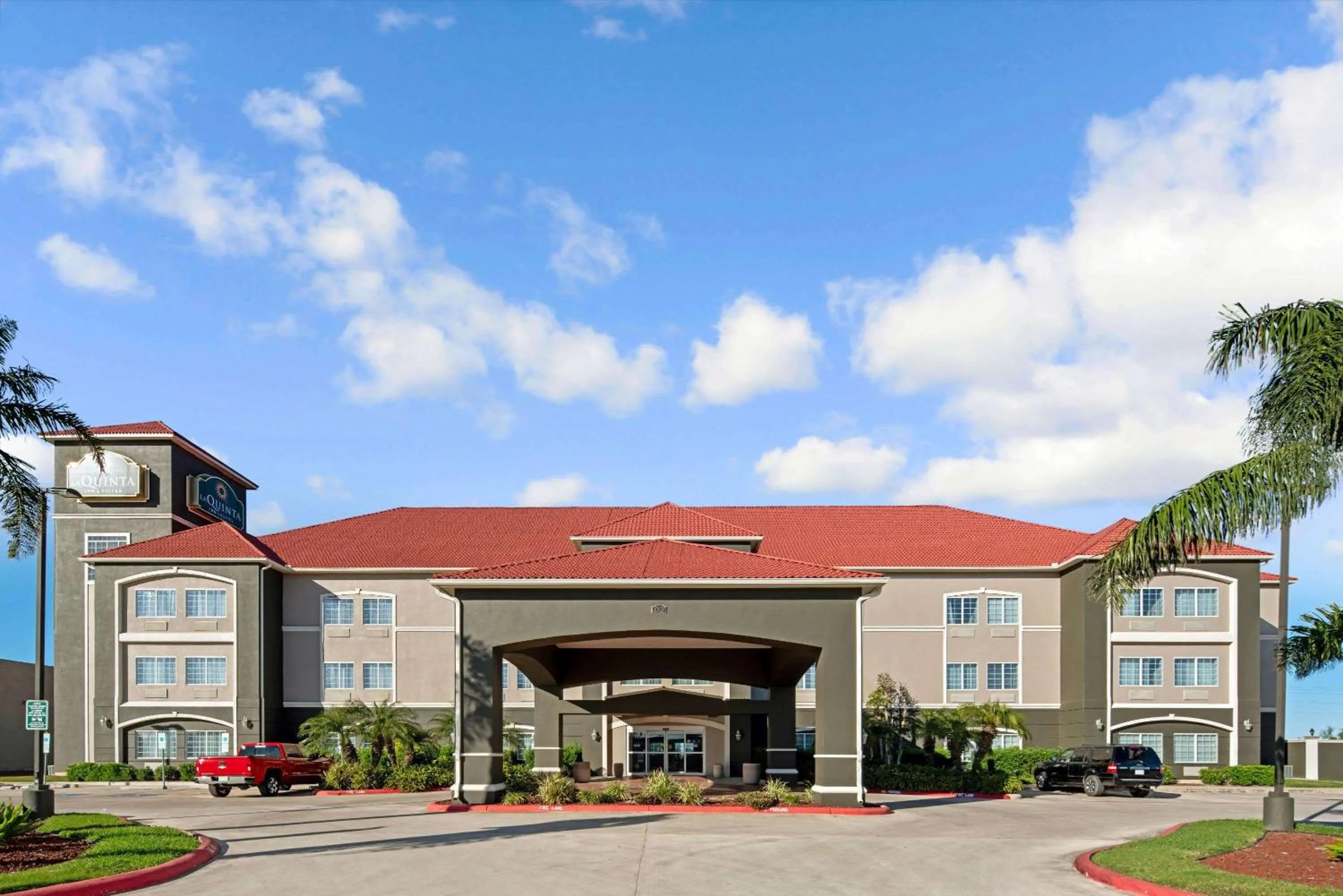 Property building in La Quinta Inn & Suites by Wyndham Mercedes Outlet Mall