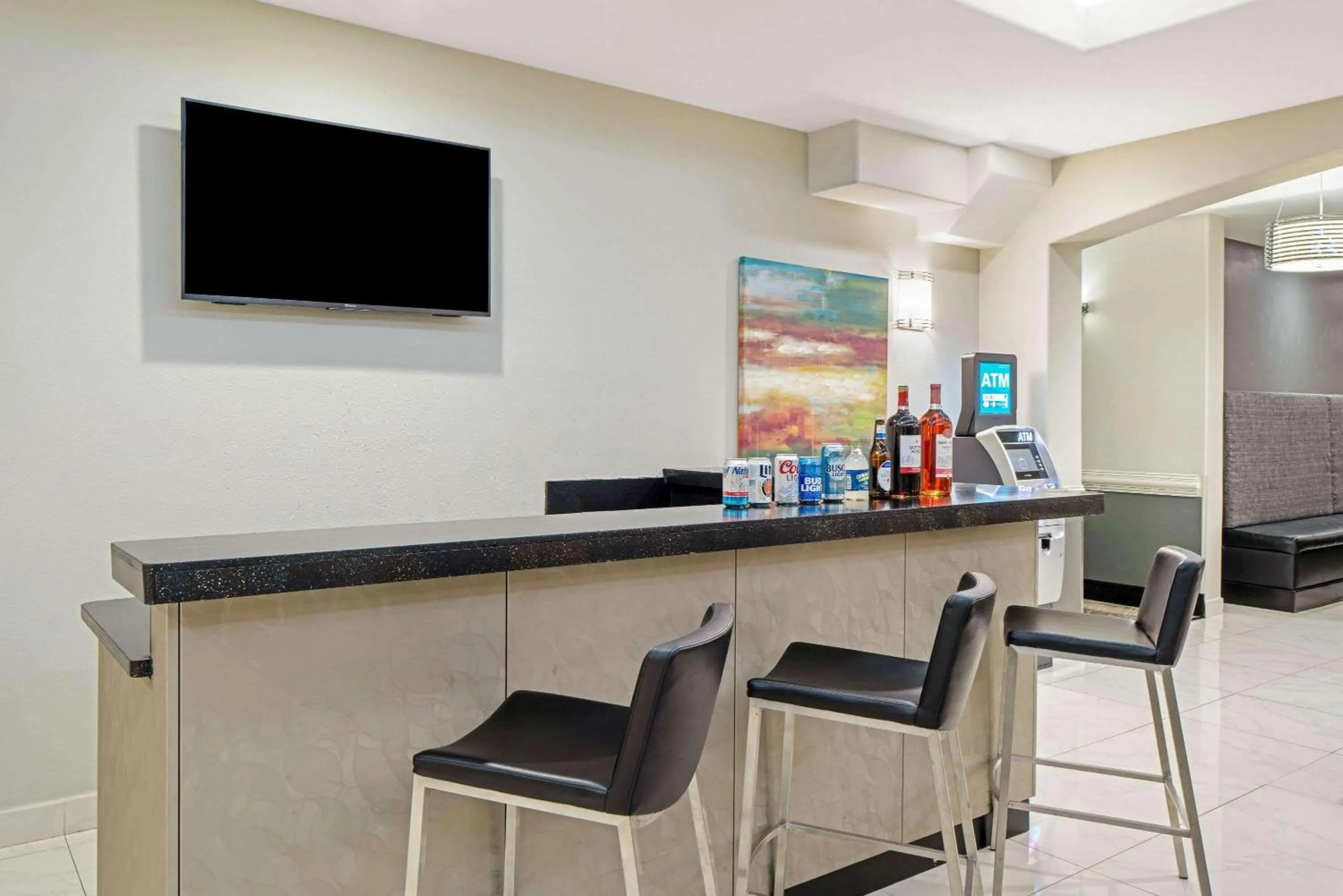 Lounge or bar in La Quinta Inn & Suites by Wyndham Mercedes Outlet Mall