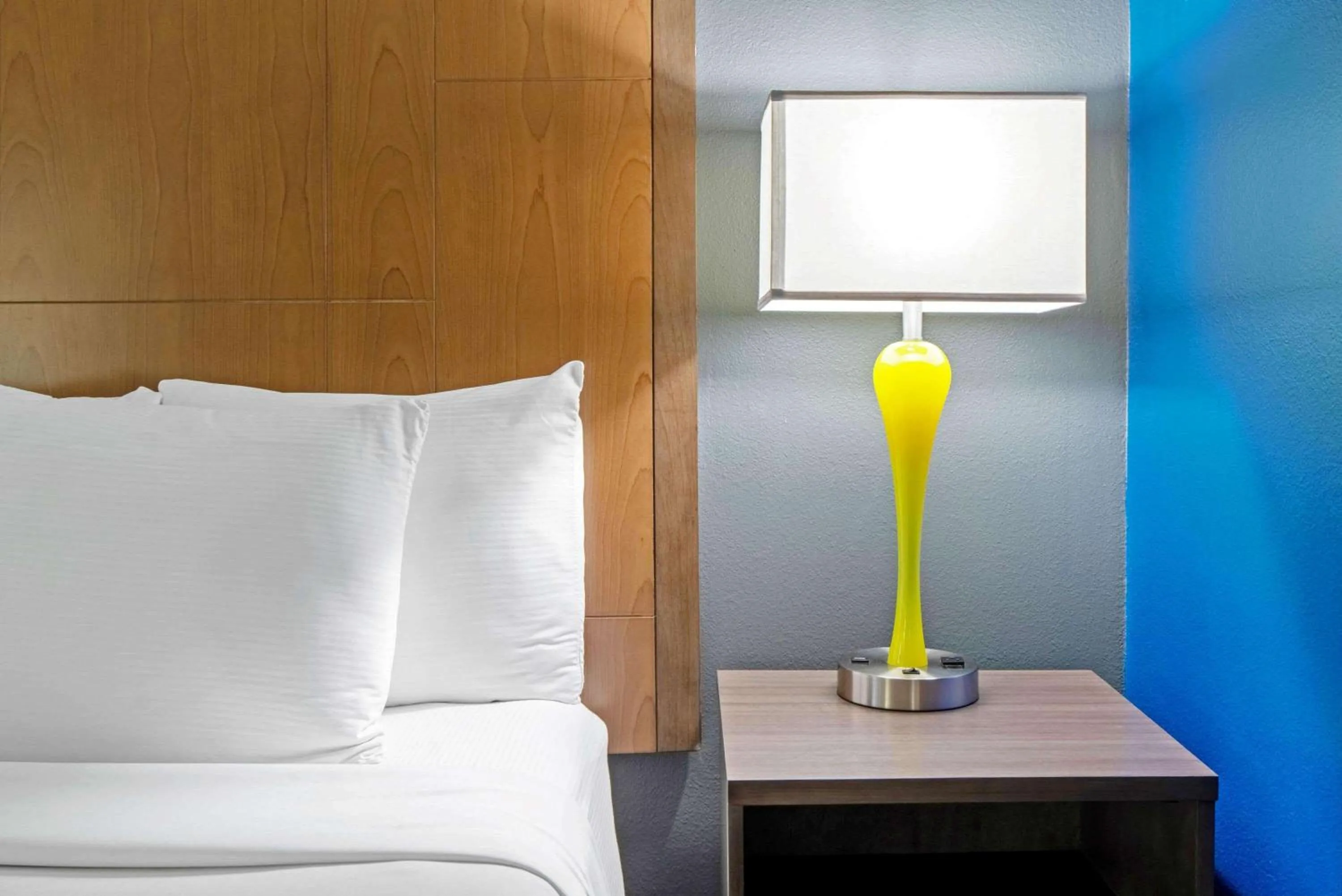 Photo of the whole room, Bed in La Quinta Inn & Suites by Wyndham Mercedes Outlet Mall