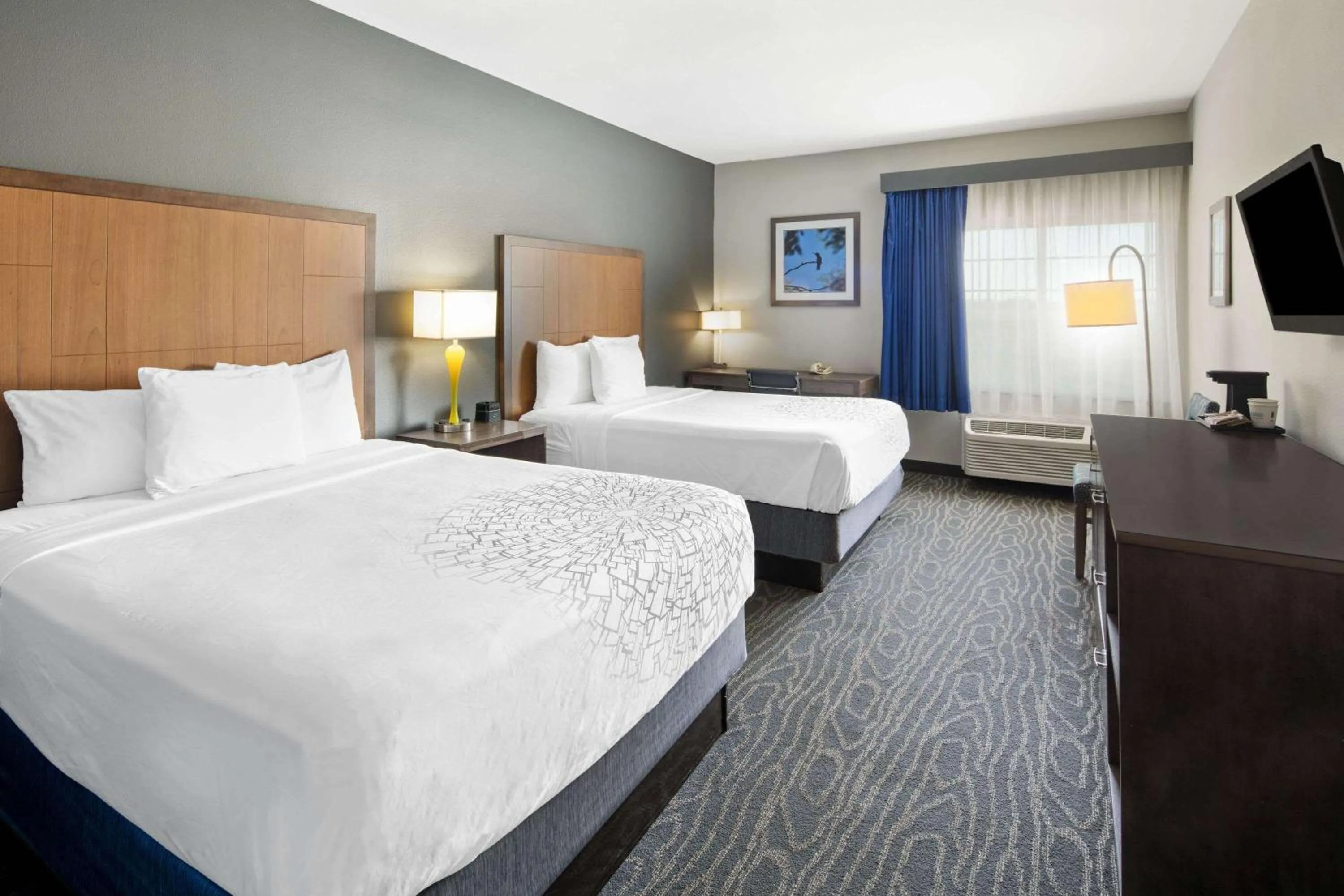 Photo of the whole room, Bed in La Quinta Inn & Suites by Wyndham Mercedes Outlet Mall