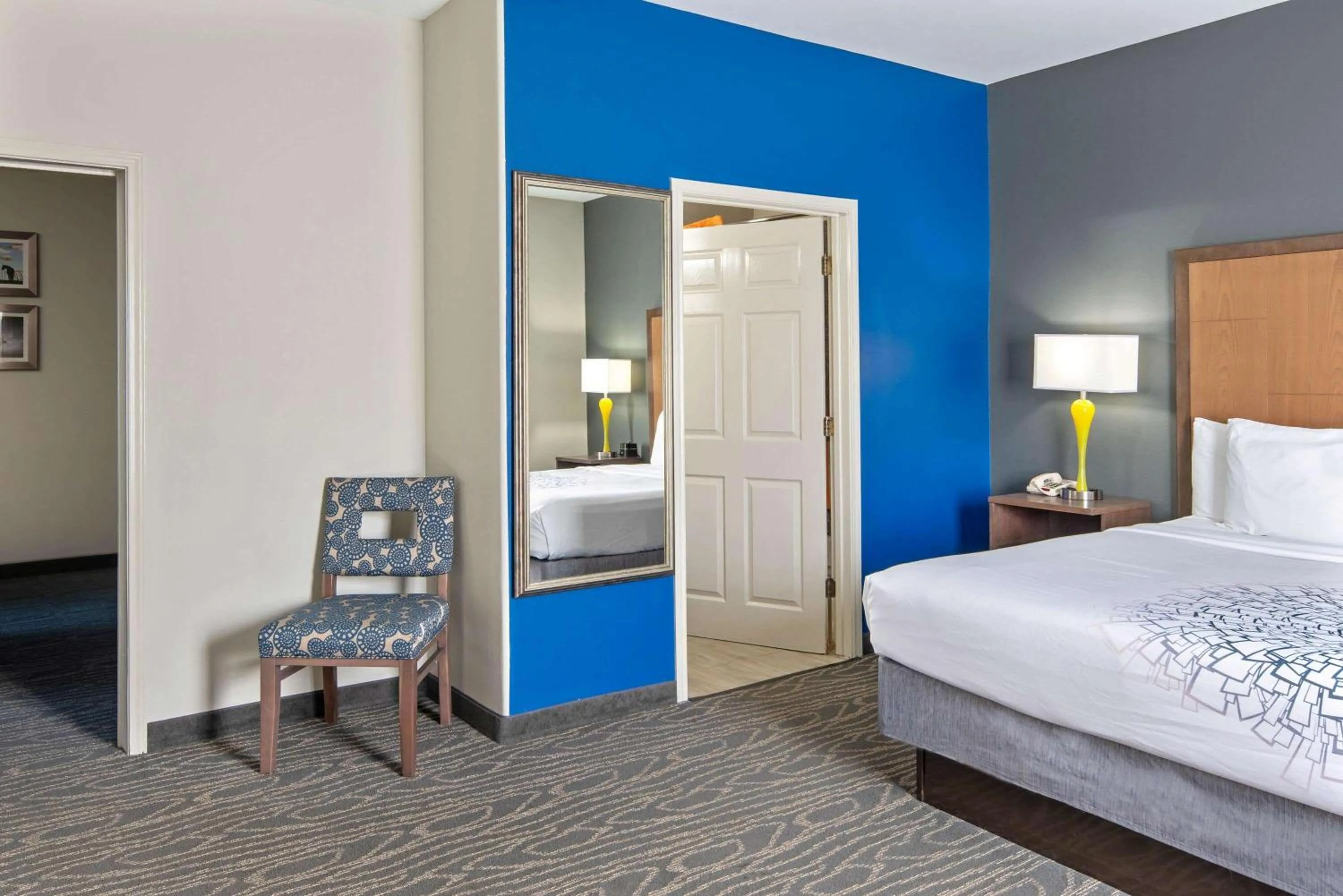 Photo of the whole room, Bed in La Quinta Inn & Suites by Wyndham Mercedes Outlet Mall