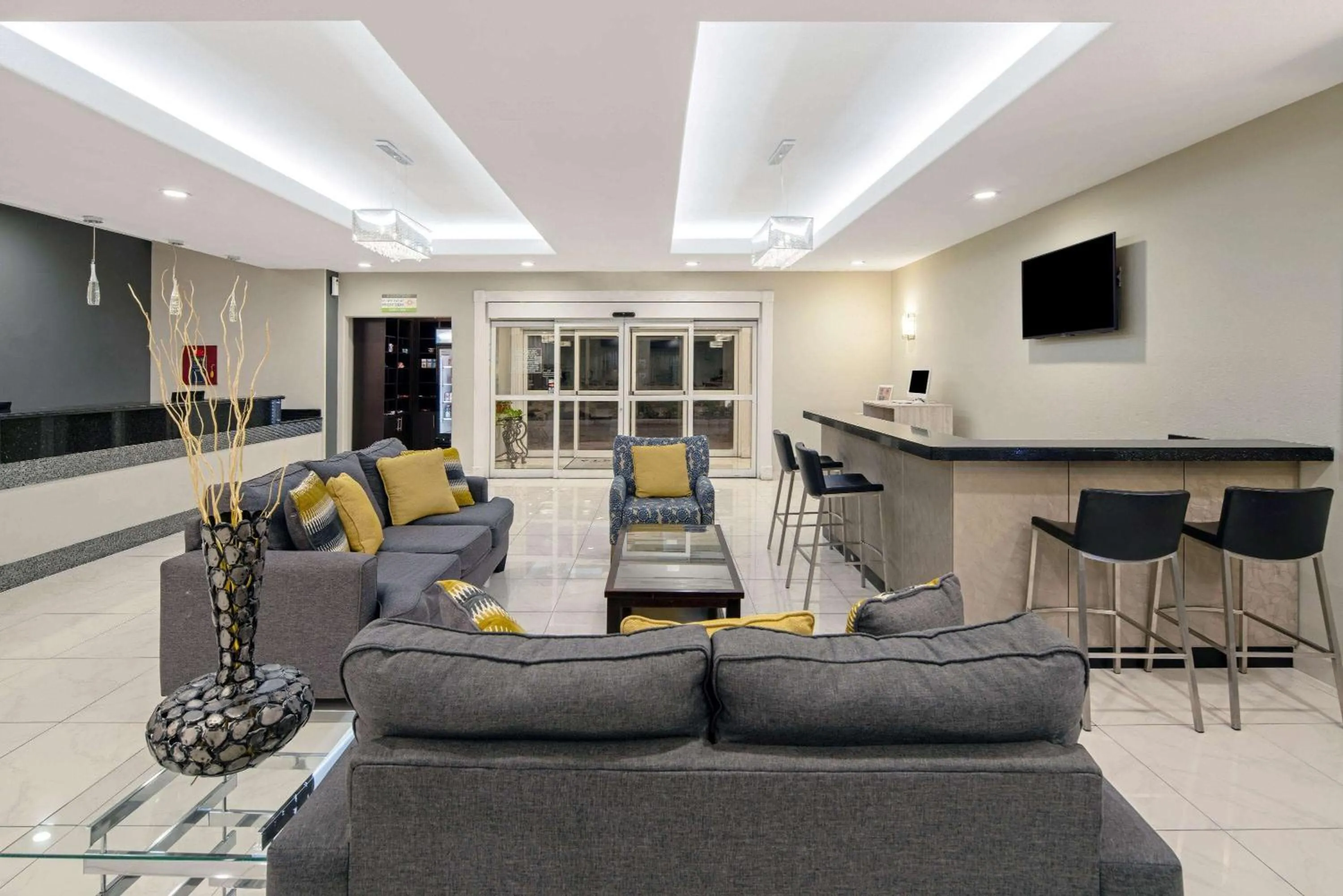 Lobby or reception in La Quinta Inn & Suites by Wyndham Mercedes Outlet Mall