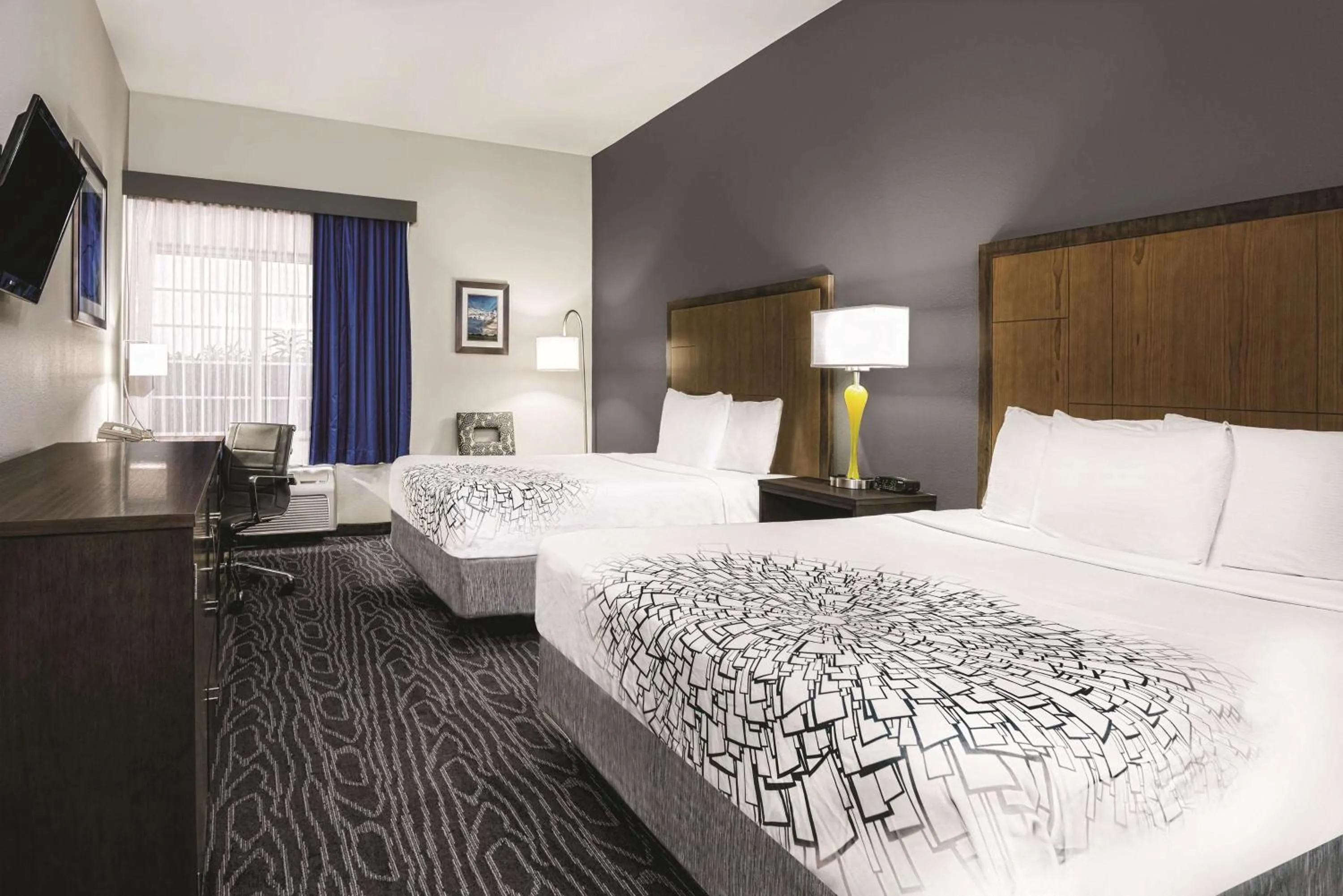 Photo of the whole room, Bed in La Quinta Inn & Suites by Wyndham Mercedes Outlet Mall