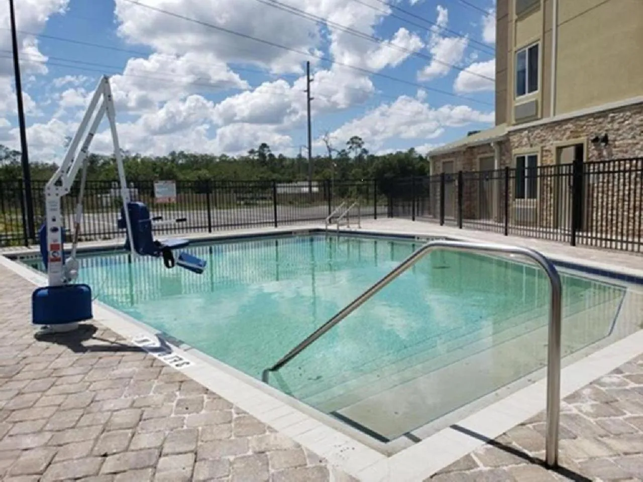 Swimming pool in Woodspring Suites Orlando International Drive