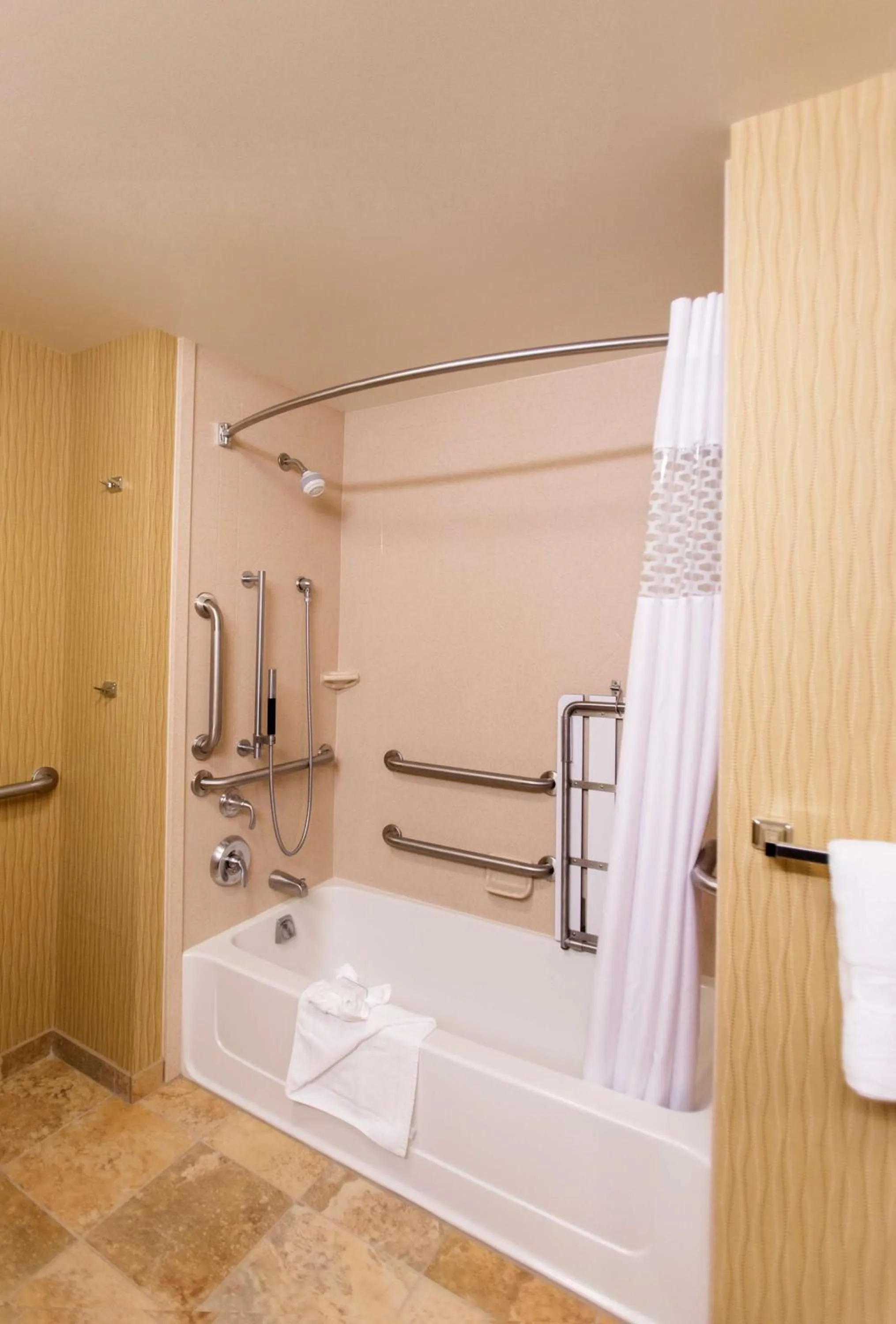 Bathroom in Hampton Inn Marquette-Waterfront