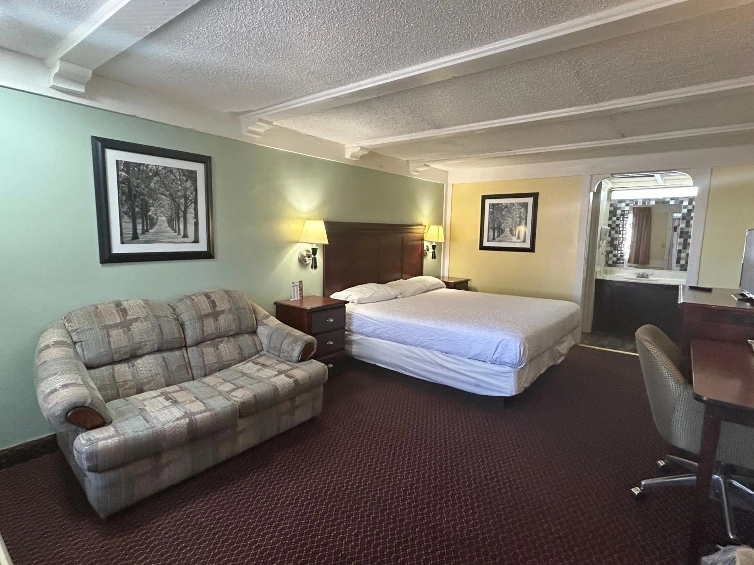 Bed in Knights Inn Somerset