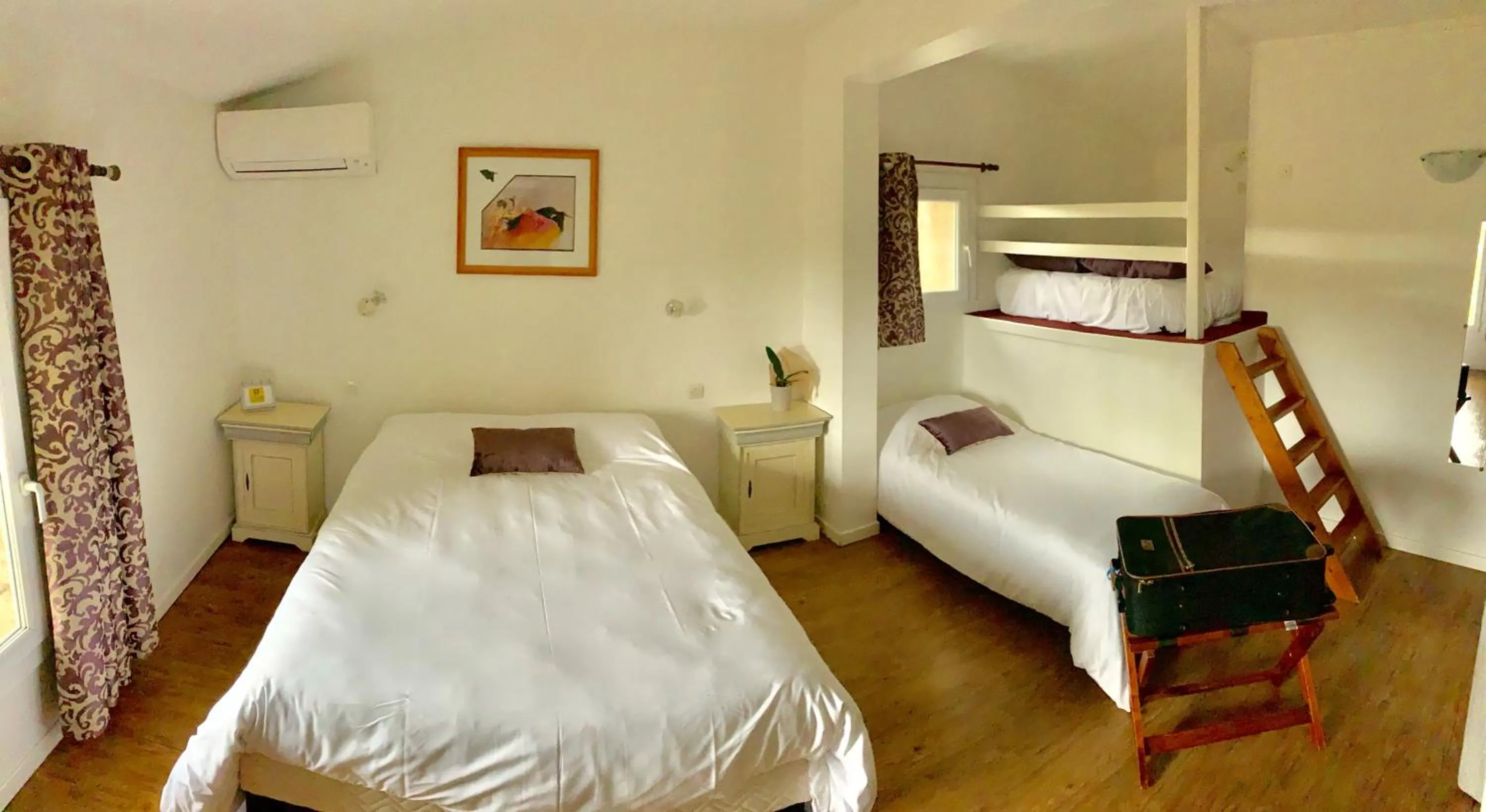 Bed in Logis Hotel Restaurant L' Auberge Cigaloise