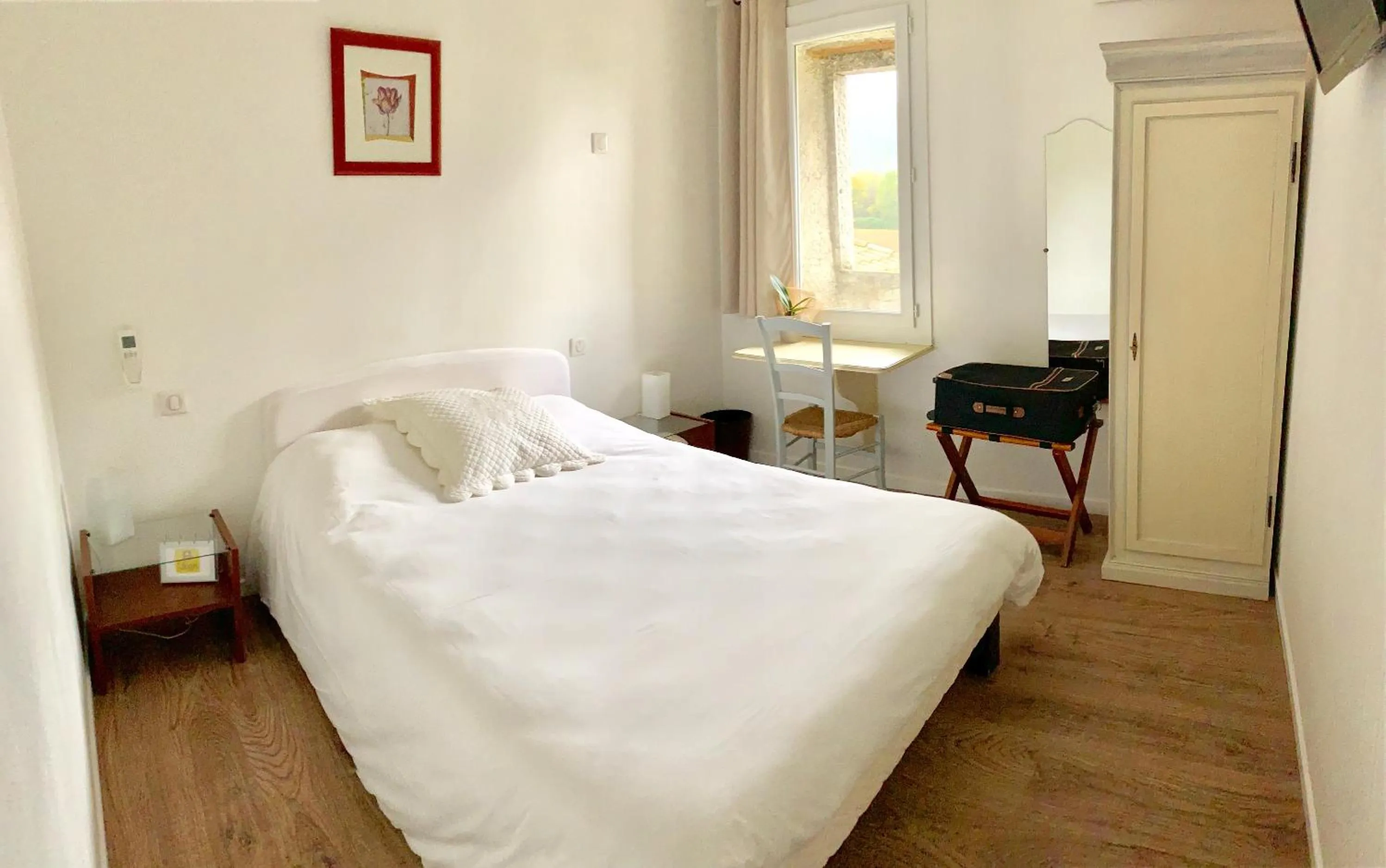 Bed in Logis Hotel Restaurant L' Auberge Cigaloise