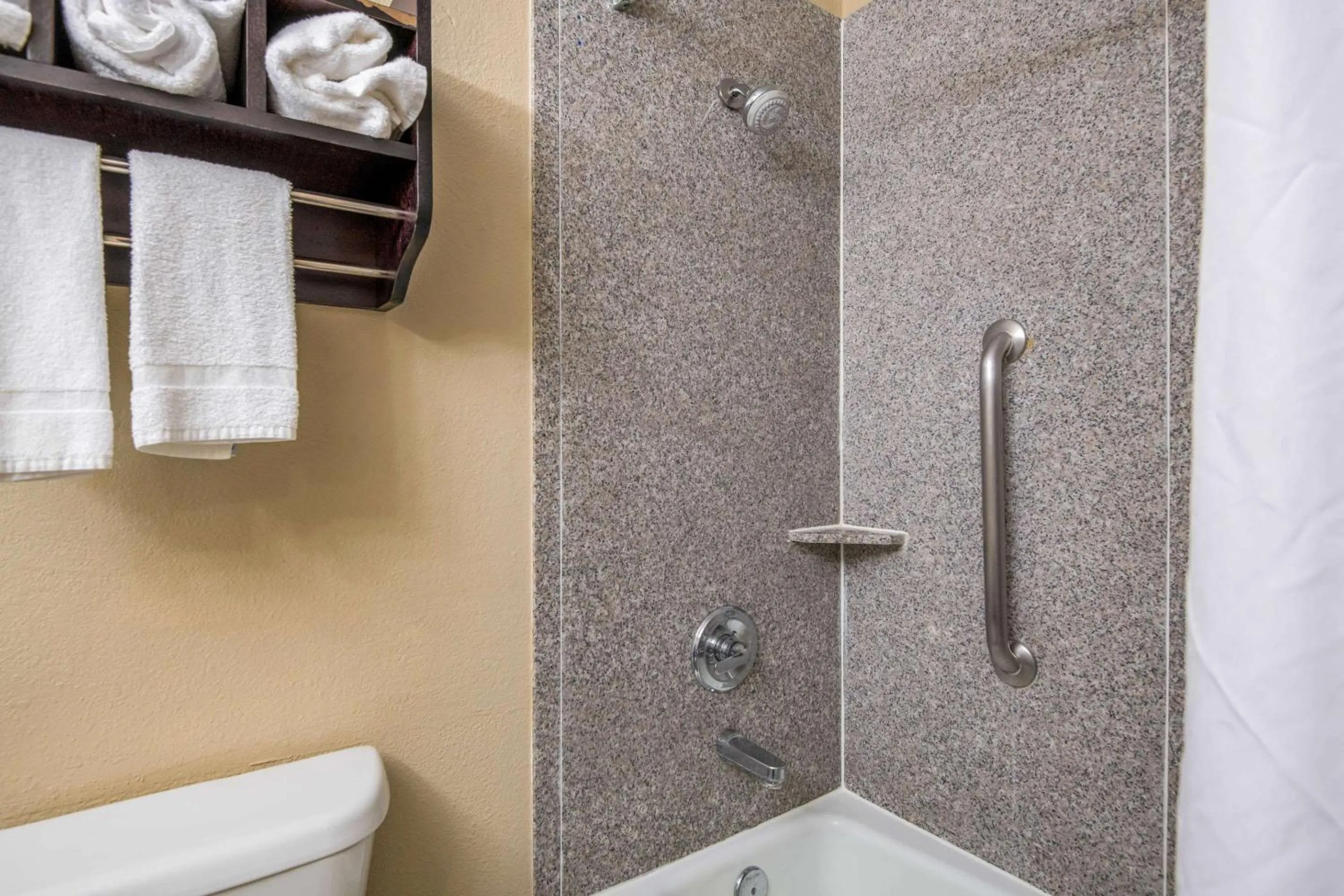 Bathroom in Quality Inn Sweetwater I-20