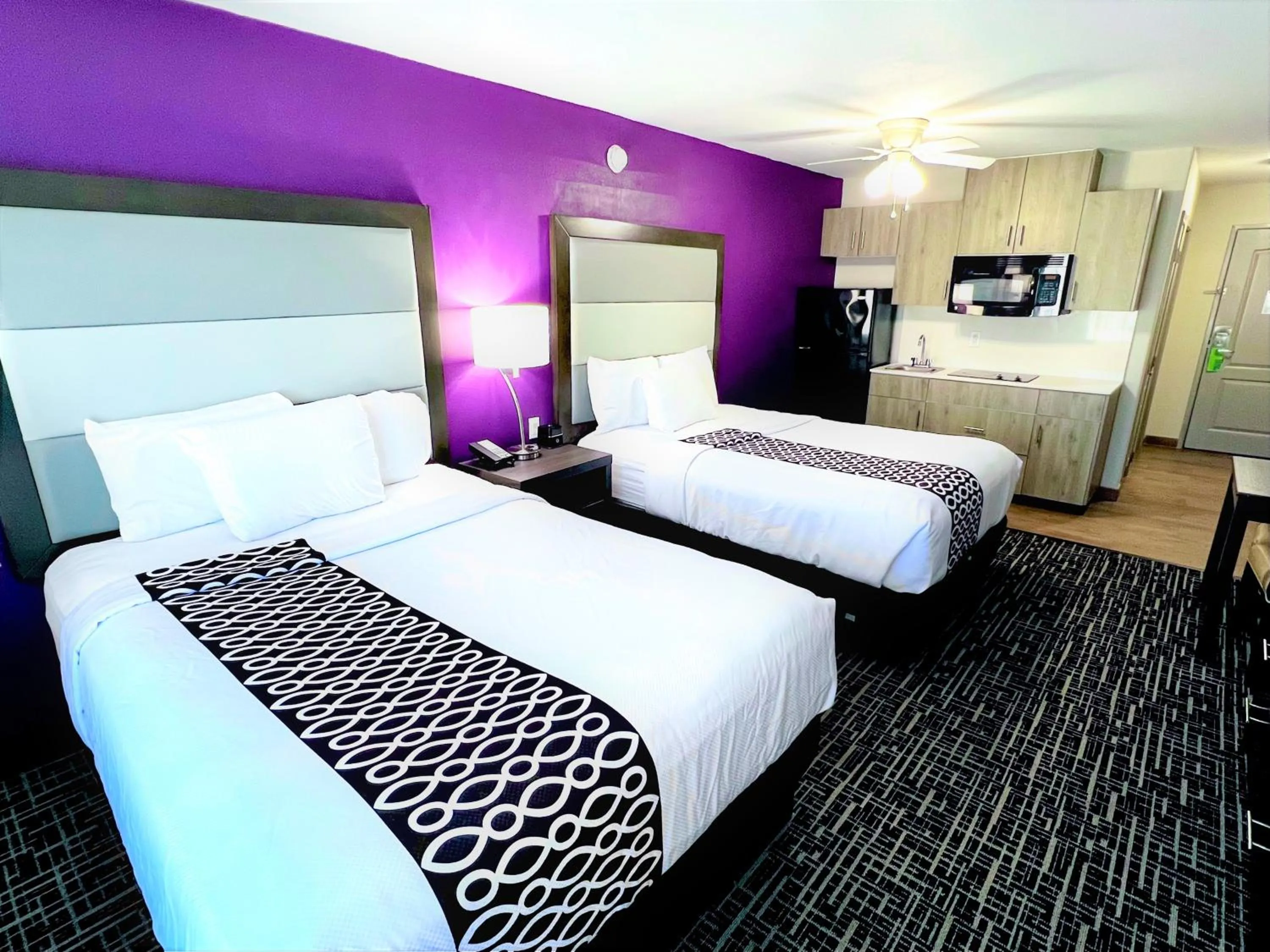 Kitchen or kitchenette, Bed in La Quinta by Wyndham Pharr North McAllen