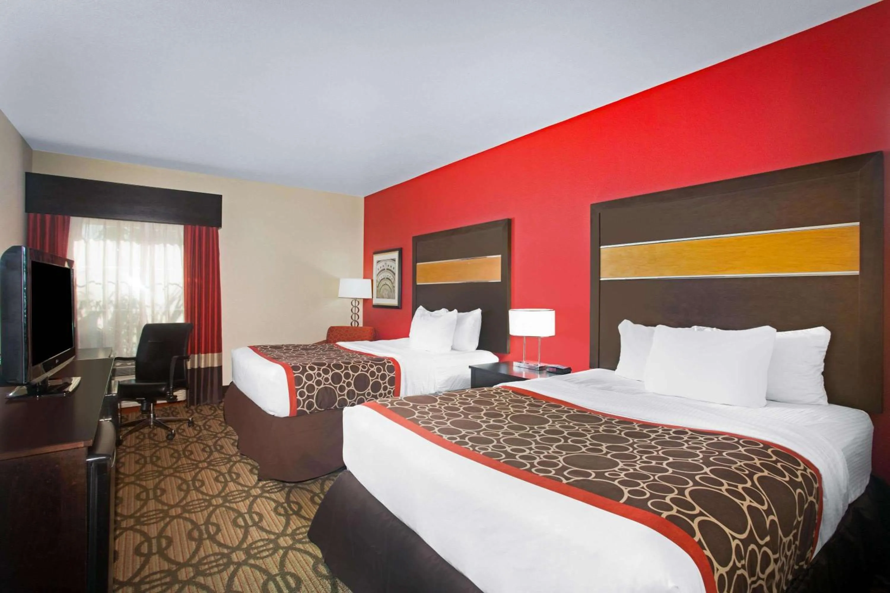 Photo of the whole room, Bed in La Quinta by Wyndham Pearsall