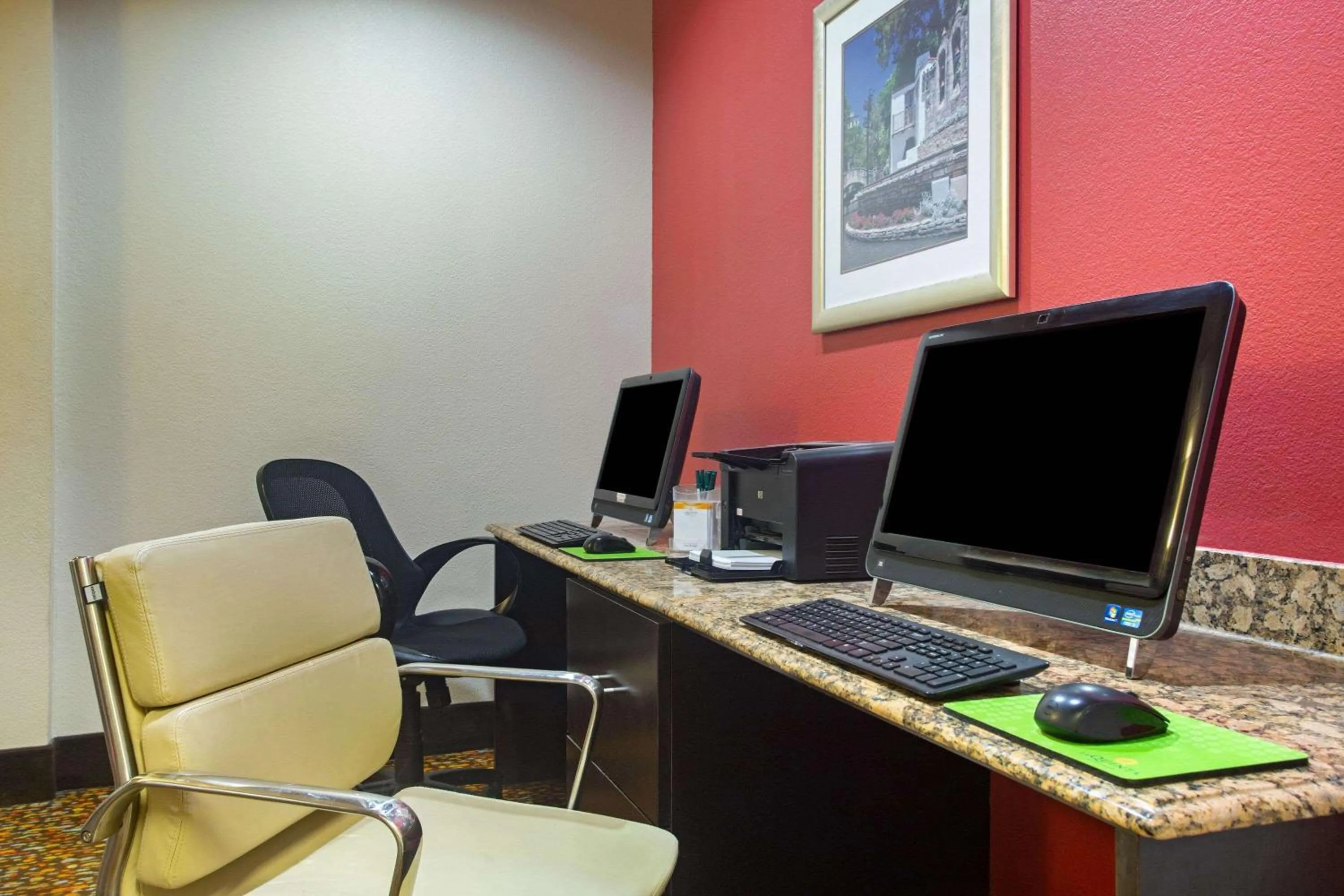 Business facilities in La Quinta by Wyndham Pearsall