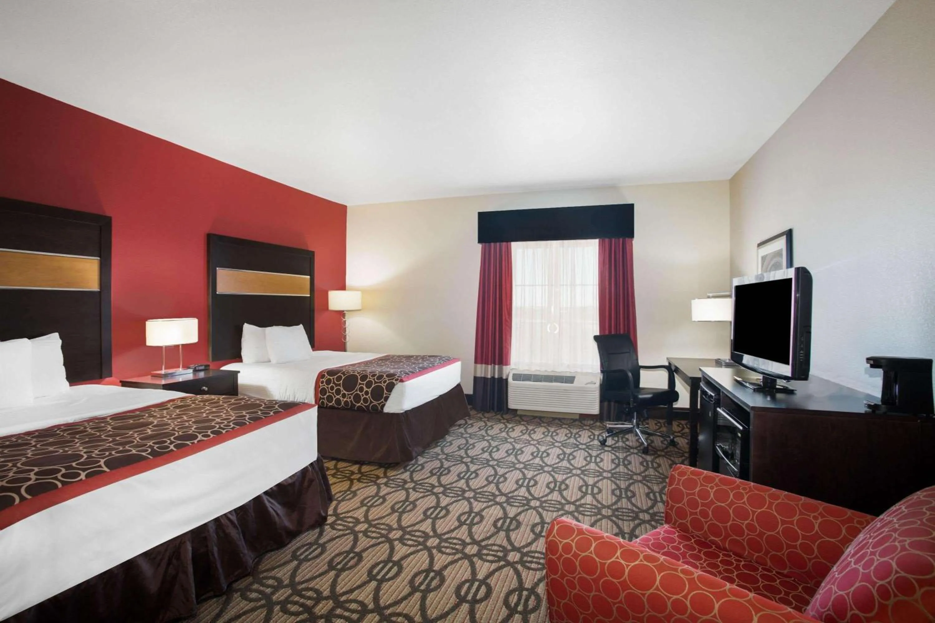 Photo of the whole room, Bed in La Quinta by Wyndham Pearsall