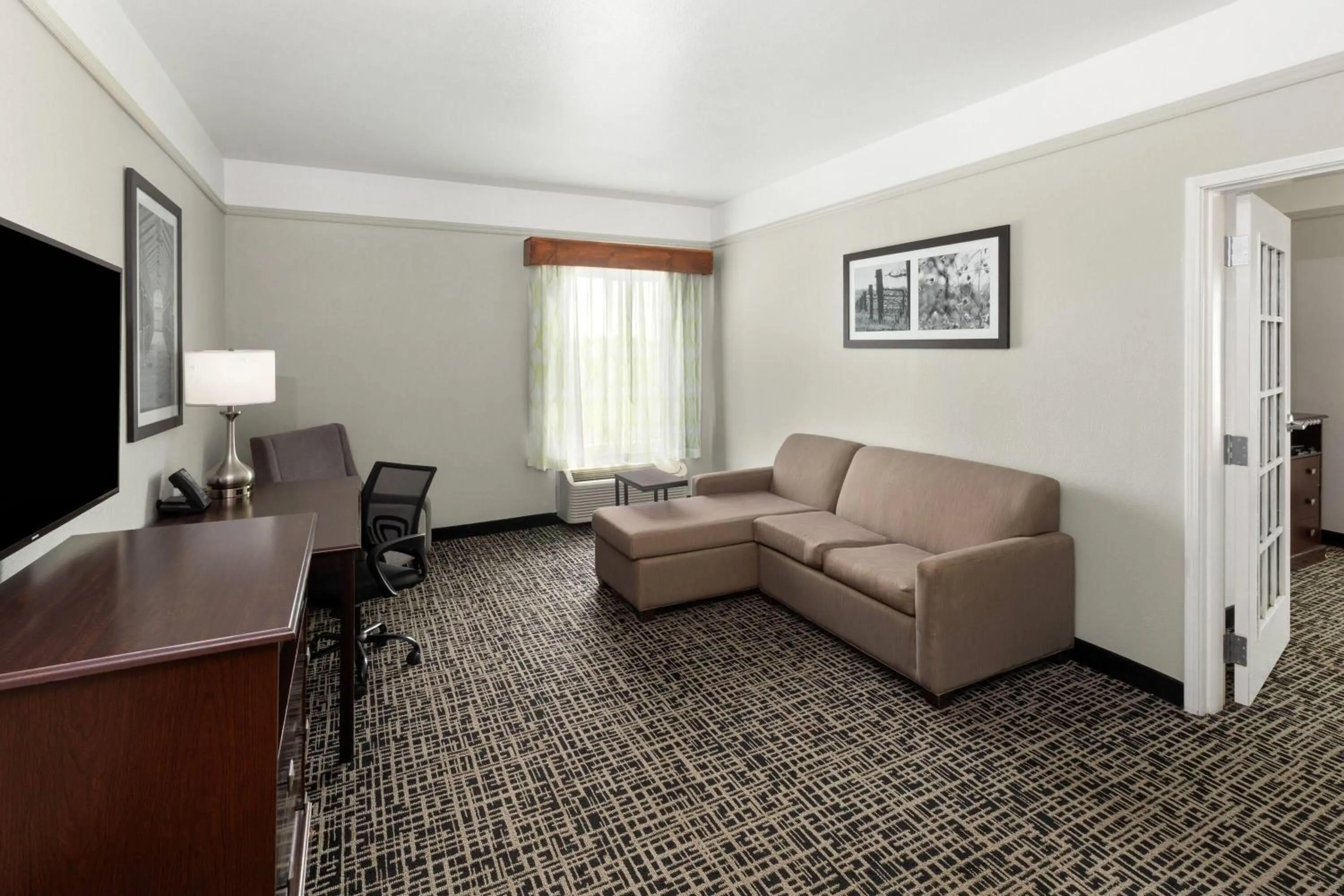 Photo of the whole room in La Quinta by Wyndham Brownwood