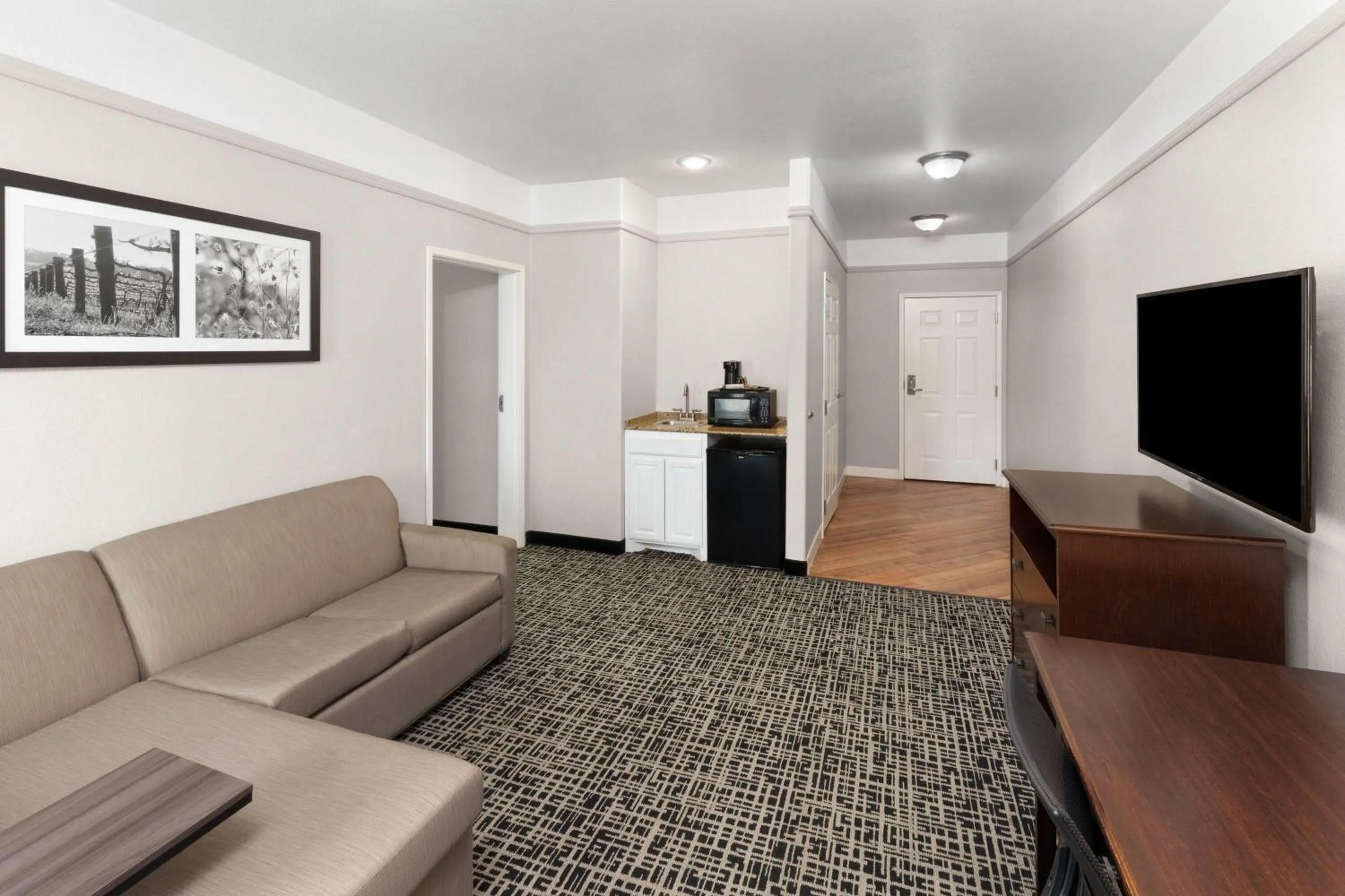 Photo of the whole room in La Quinta by Wyndham Brownwood