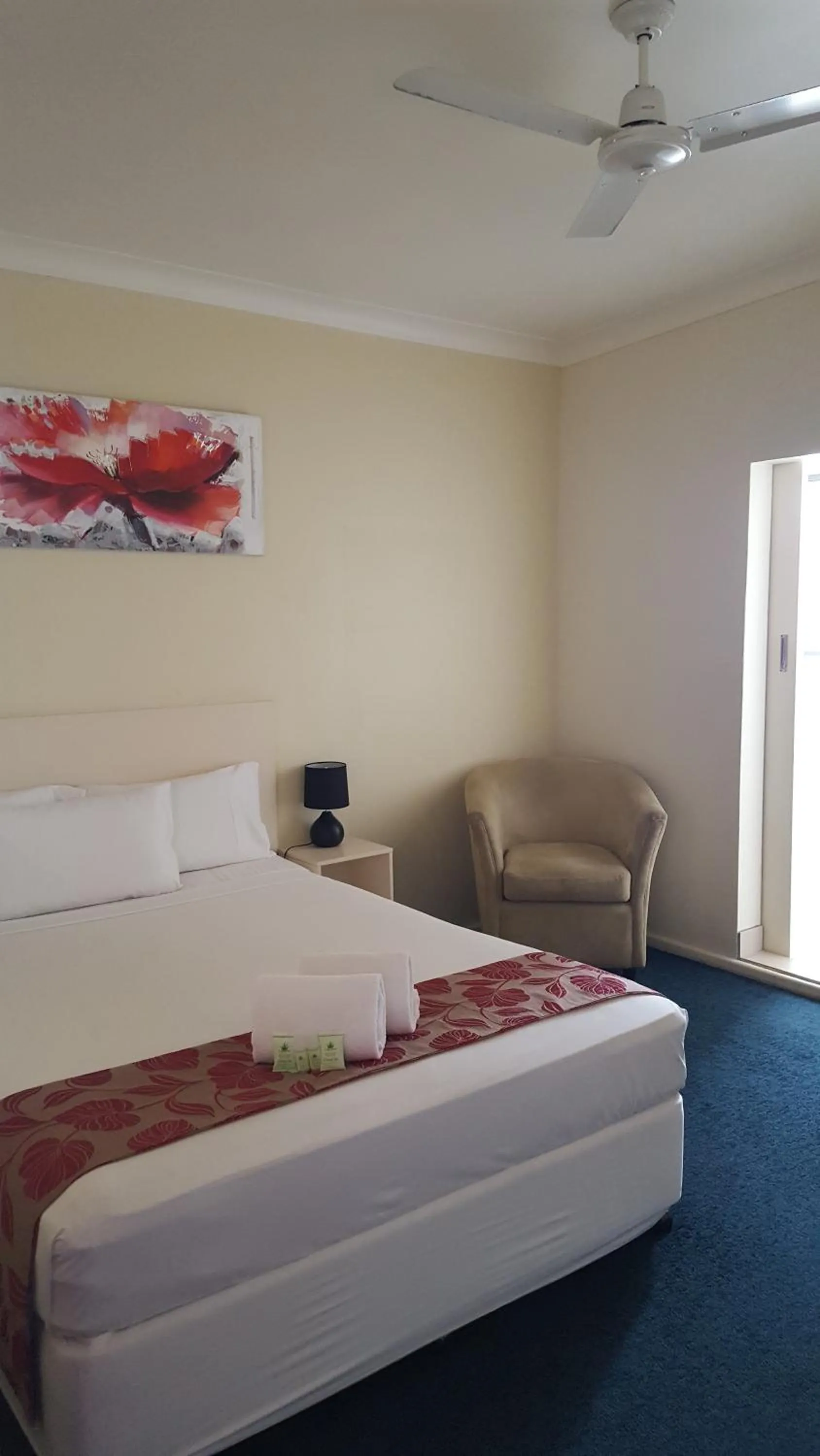 Bed in International Lodge Motel