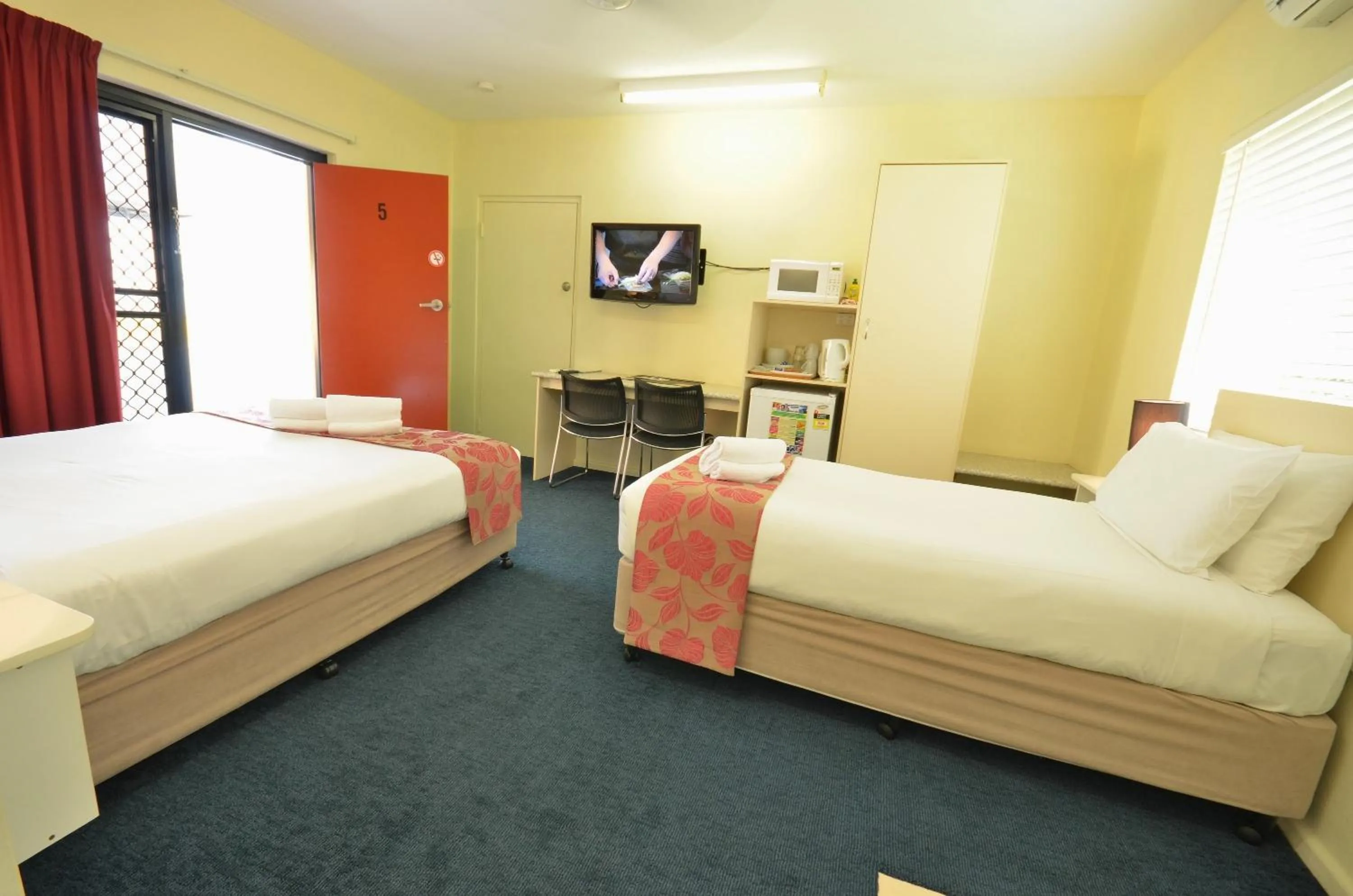 Photo of the whole room, Bed in International Lodge Motel