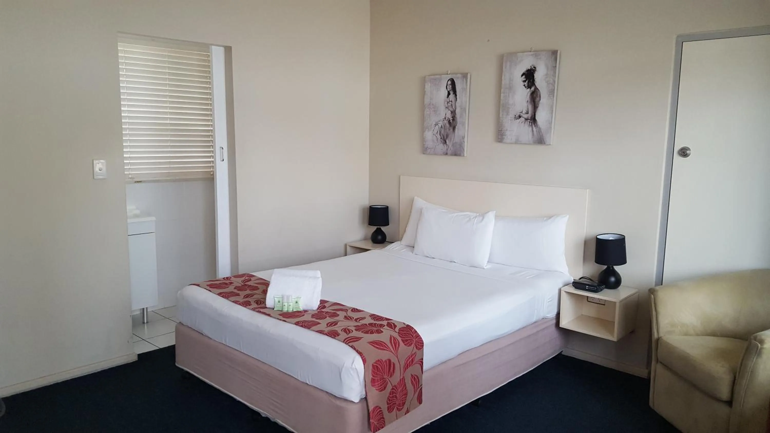 Bed in International Lodge Motel