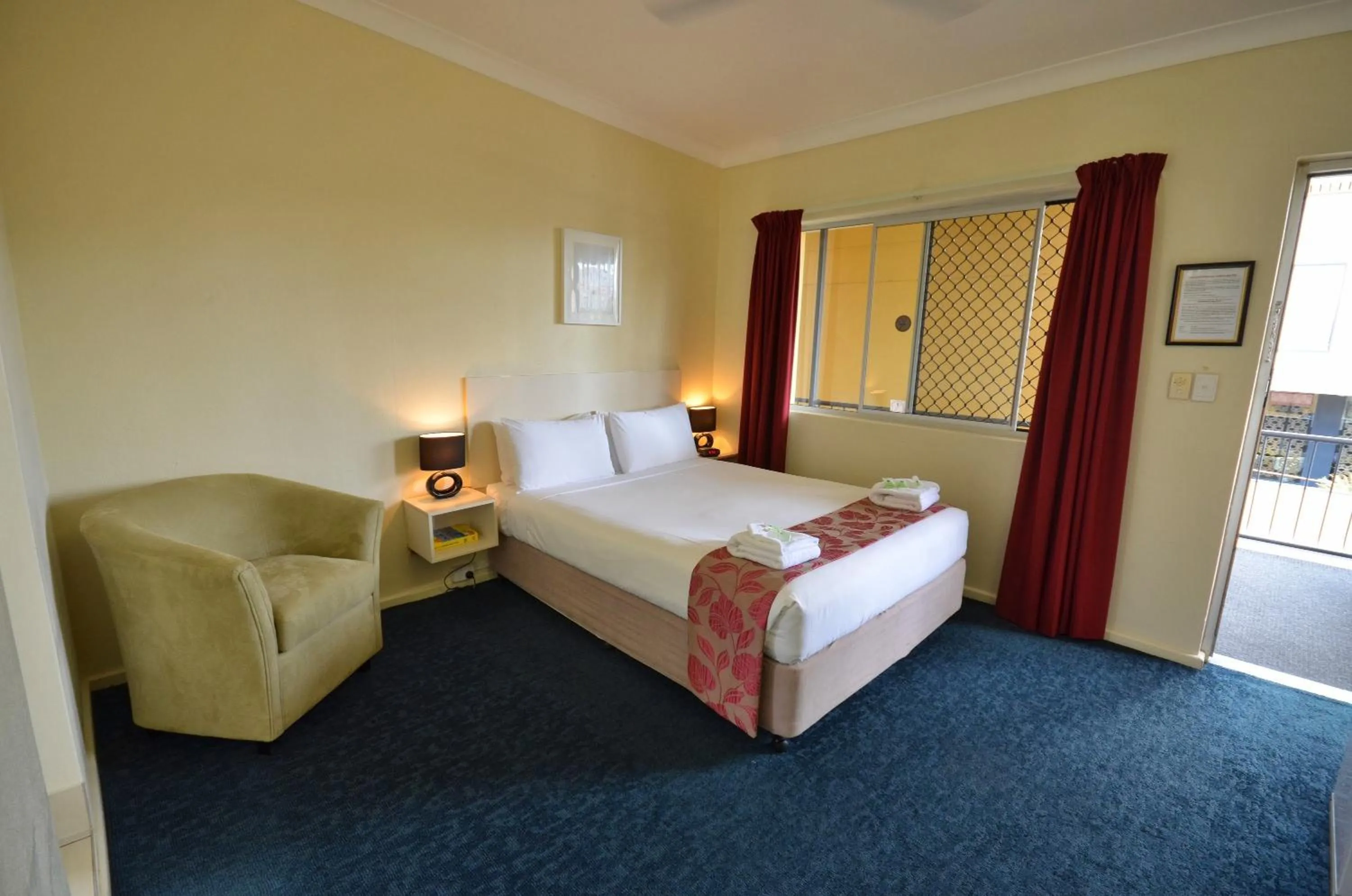 Photo of the whole room, Bed in International Lodge Motel